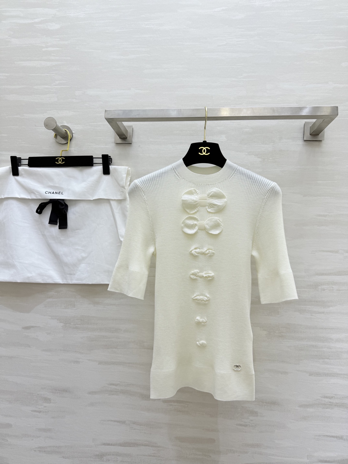 𝐶𝐻𝐴𝑁𝐸𝐿²⁵K 蝴蝶结毛衣 弹力修身显瘦 下摆双C扣点缀 自上而下的蝴蝶结装饰 温柔气质 甜美减龄 