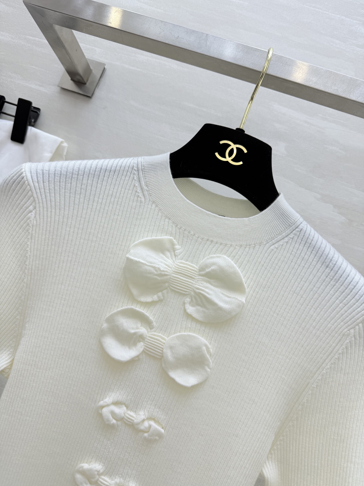 𝐶𝐻𝐴𝑁𝐸𝐿²⁵K 蝴蝶结毛衣 弹力修身显瘦 下摆双C扣点缀 自上而下的蝴蝶结装饰 温柔气质 甜美减龄 