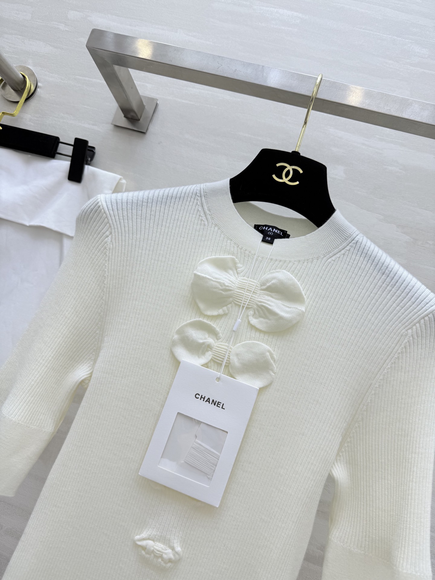 𝐶𝐻𝐴𝑁𝐸𝐿²⁵K 蝴蝶结毛衣 弹力修身显瘦 下摆双C扣点缀 自上而下的蝴蝶结装饰 温柔气质 甜美减龄 