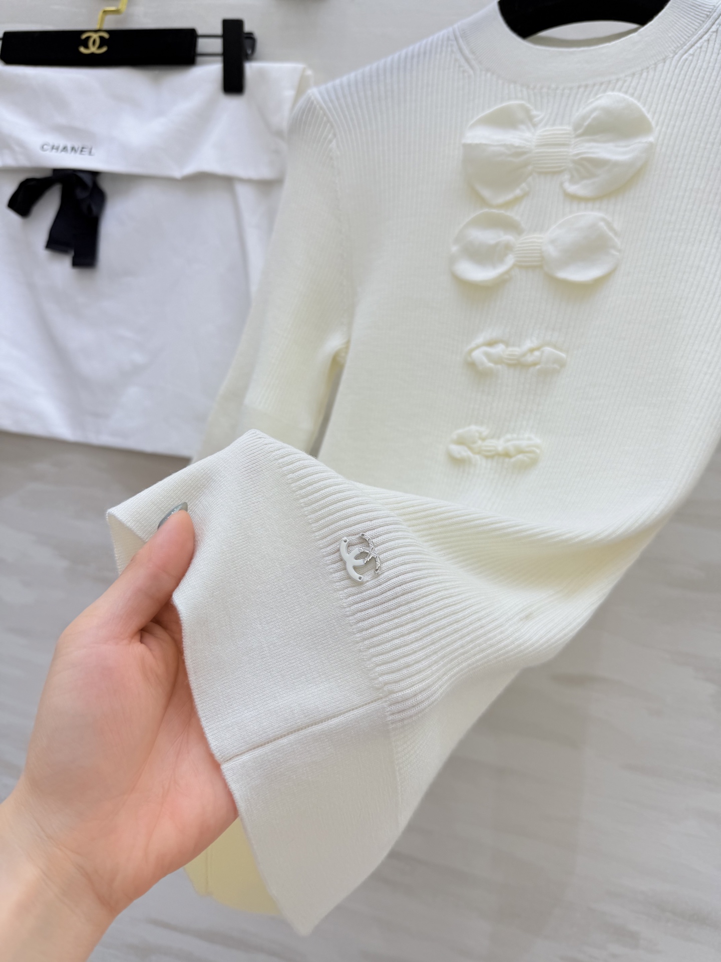 𝐶𝐻𝐴𝑁𝐸𝐿²⁵K 蝴蝶结毛衣 弹力修身显瘦 下摆双C扣点缀 自上而下的蝴蝶结装饰 温柔气质 甜美减龄 