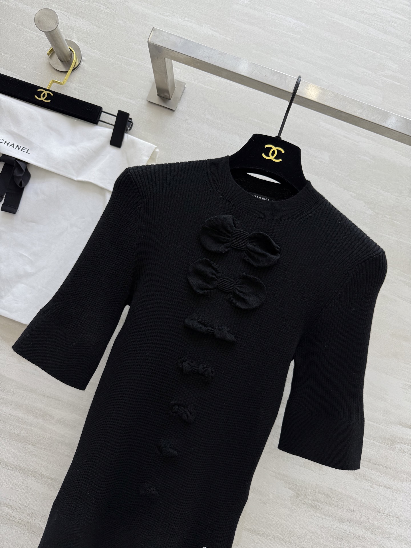 𝐶𝐻𝐴𝑁𝐸𝐿²⁵K 蝴蝶结毛衣 弹力修身显瘦 下摆双C扣点缀 自上而下的蝴蝶结装饰 温柔气质 甜美减龄 