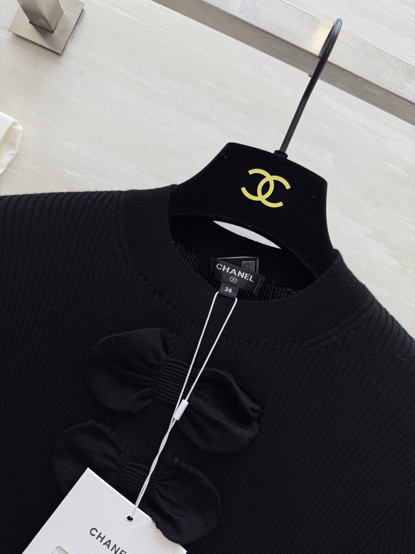 𝐶𝐻𝐴𝑁𝐸𝐿²⁵K 蝴蝶结毛衣 弹力修身显瘦 下摆双C扣点缀 自上而下的蝴蝶结装饰 温柔气质 甜美减龄 