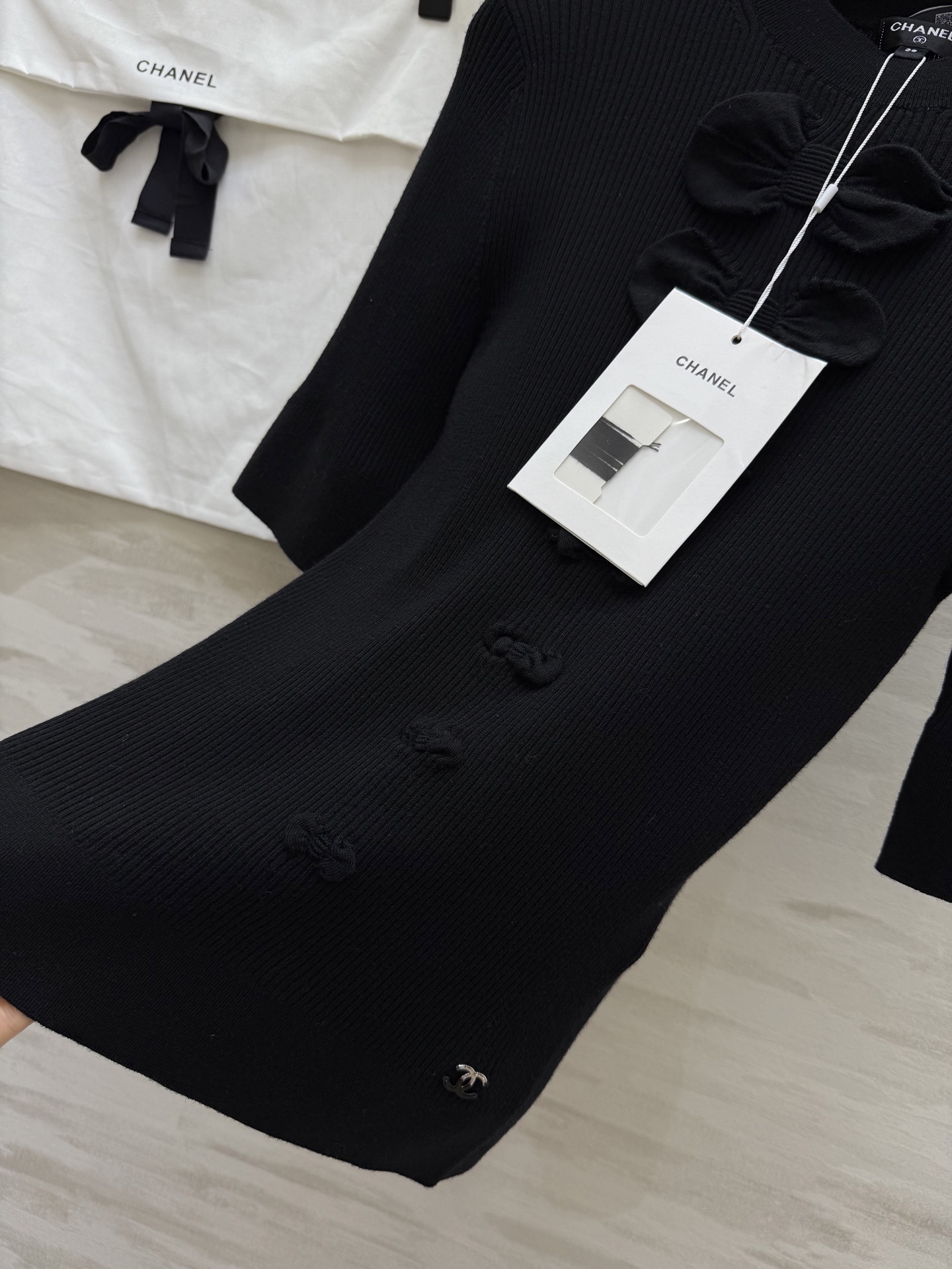 𝐶𝐻𝐴𝑁𝐸𝐿²⁵K 蝴蝶结毛衣 弹力修身显瘦 下摆双C扣点缀 自上而下的蝴蝶结装饰 温柔气质 甜美减龄 