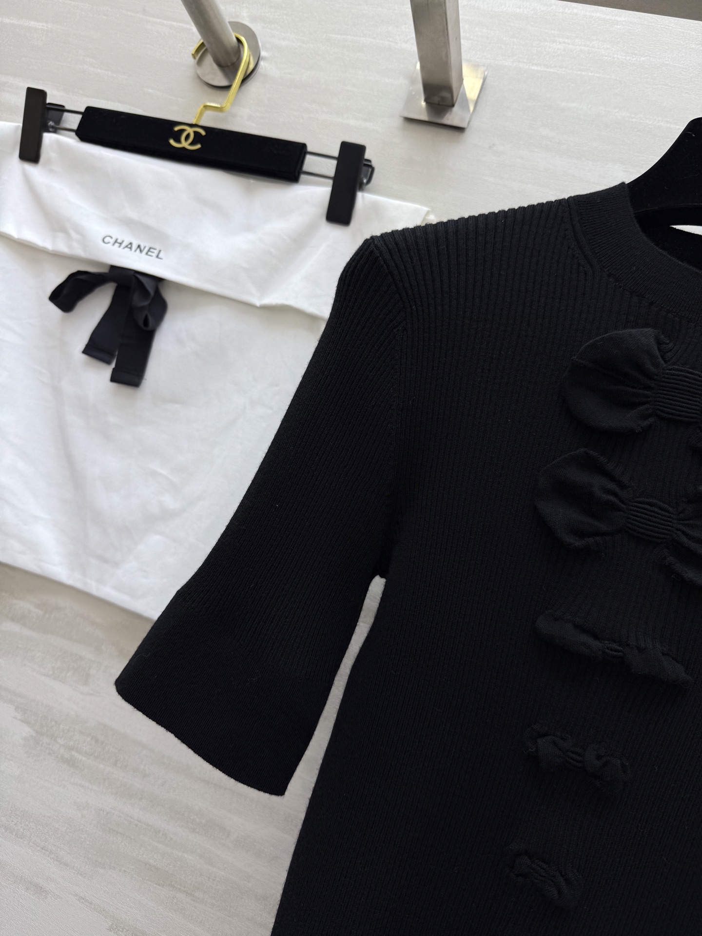 𝐶𝐻𝐴𝑁𝐸𝐿²⁵K 蝴蝶结毛衣 弹力修身显瘦 下摆双C扣点缀 自上而下的蝴蝶结装饰 温柔气质 甜美减龄 