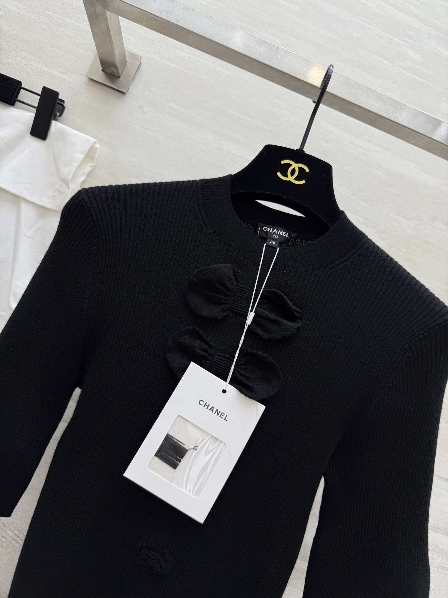 𝐶𝐻𝐴𝑁𝐸𝐿²⁵K 蝴蝶结毛衣 弹力修身显瘦 下摆双C扣点缀 自上而下的蝴蝶结装饰 温柔气质 甜美减龄 