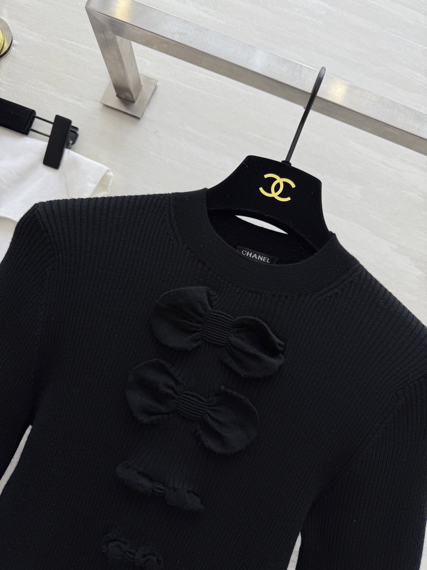 𝐶𝐻𝐴𝑁𝐸𝐿²⁵K 蝴蝶结毛衣 弹力修身显瘦 下摆双C扣点缀 自上而下的蝴蝶结装饰 温柔气质 甜美减龄 