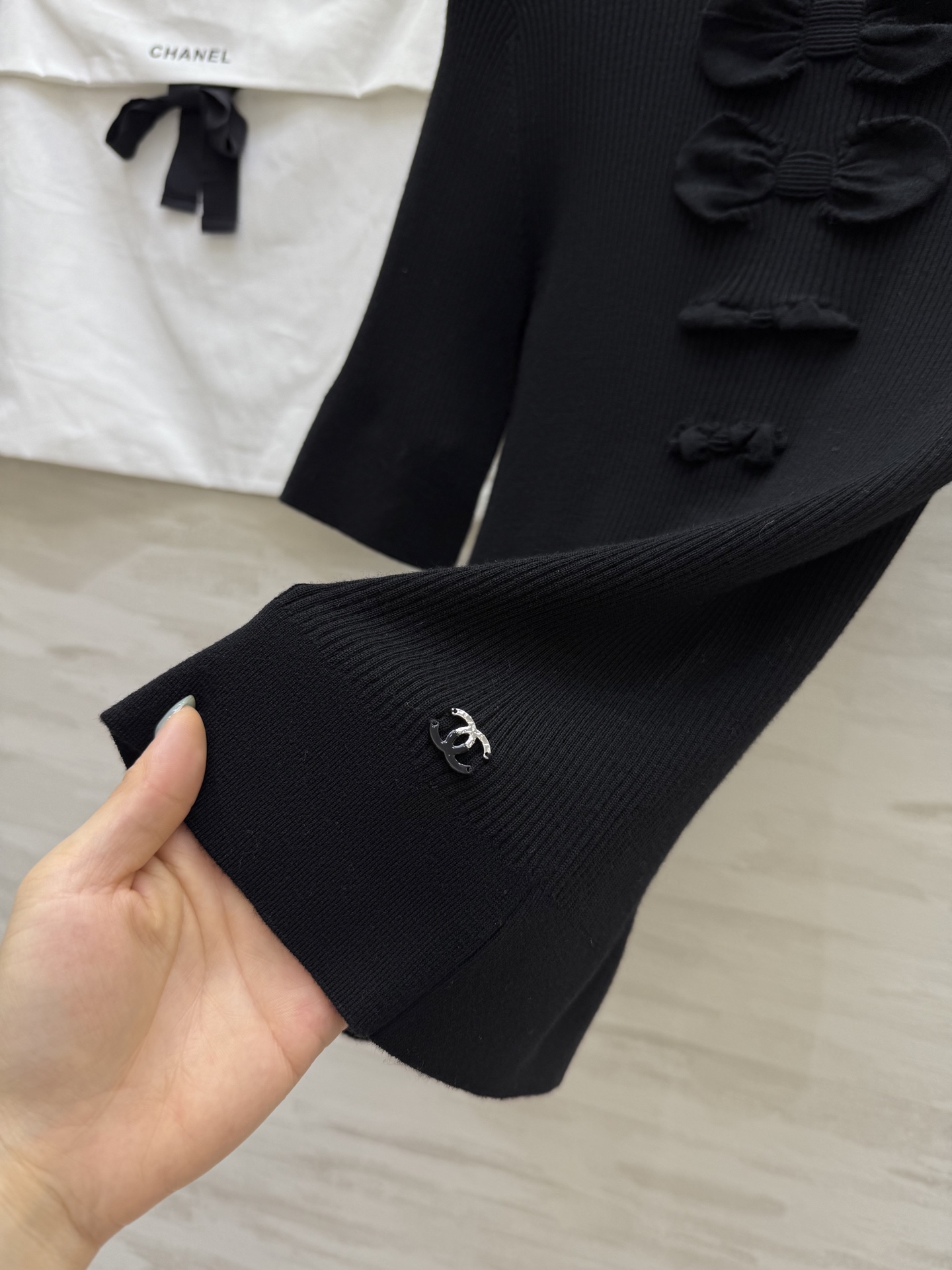 𝐶𝐻𝐴𝑁𝐸𝐿²⁵K 蝴蝶结毛衣 弹力修身显瘦 下摆双C扣点缀 自上而下的蝴蝶结装饰 温柔气质 甜美减龄 