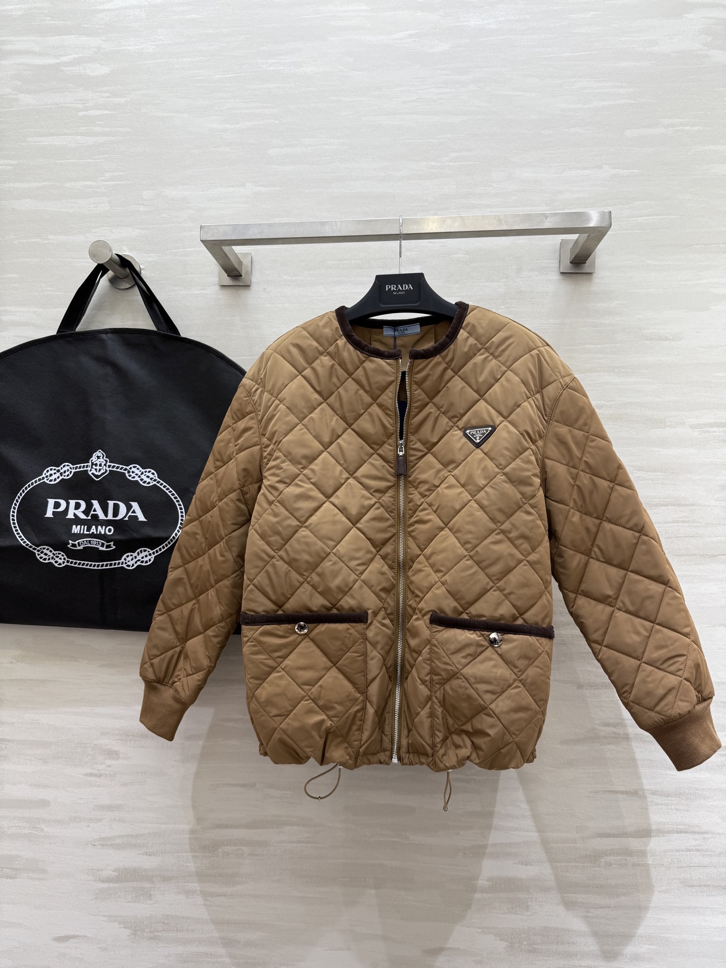 #Prad♡²⁵秋冬氛围感天花板棉服外套 经典简约的廓形利落又显瘦！哑光质感高级不浮夸 菱格绗缝均匀饱满