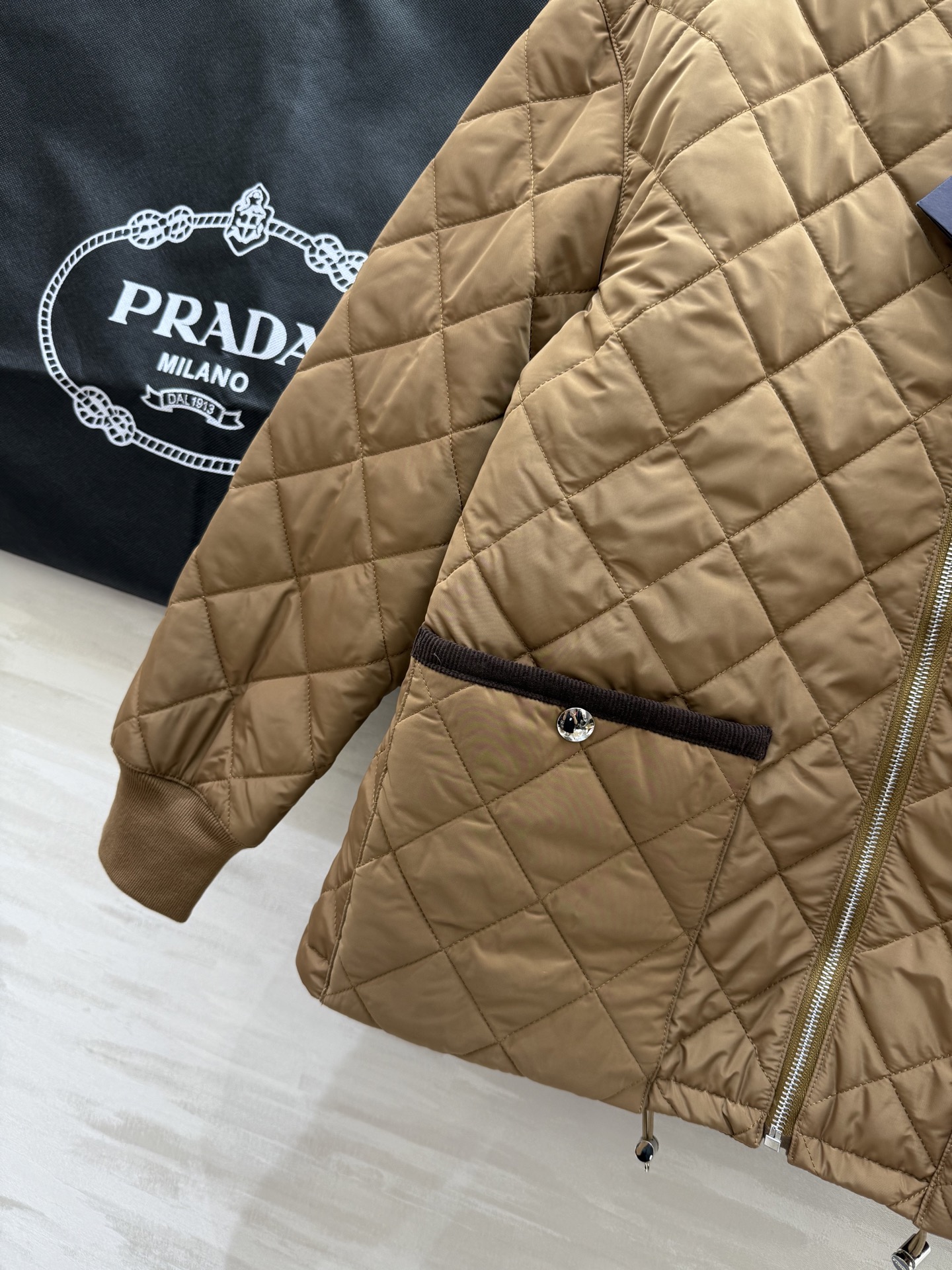 #Prad♡²⁵秋冬氛围感天花板棉服外套 经典简约的廓形利落又显瘦！哑光质感高级不浮夸 菱格绗缝均匀饱满