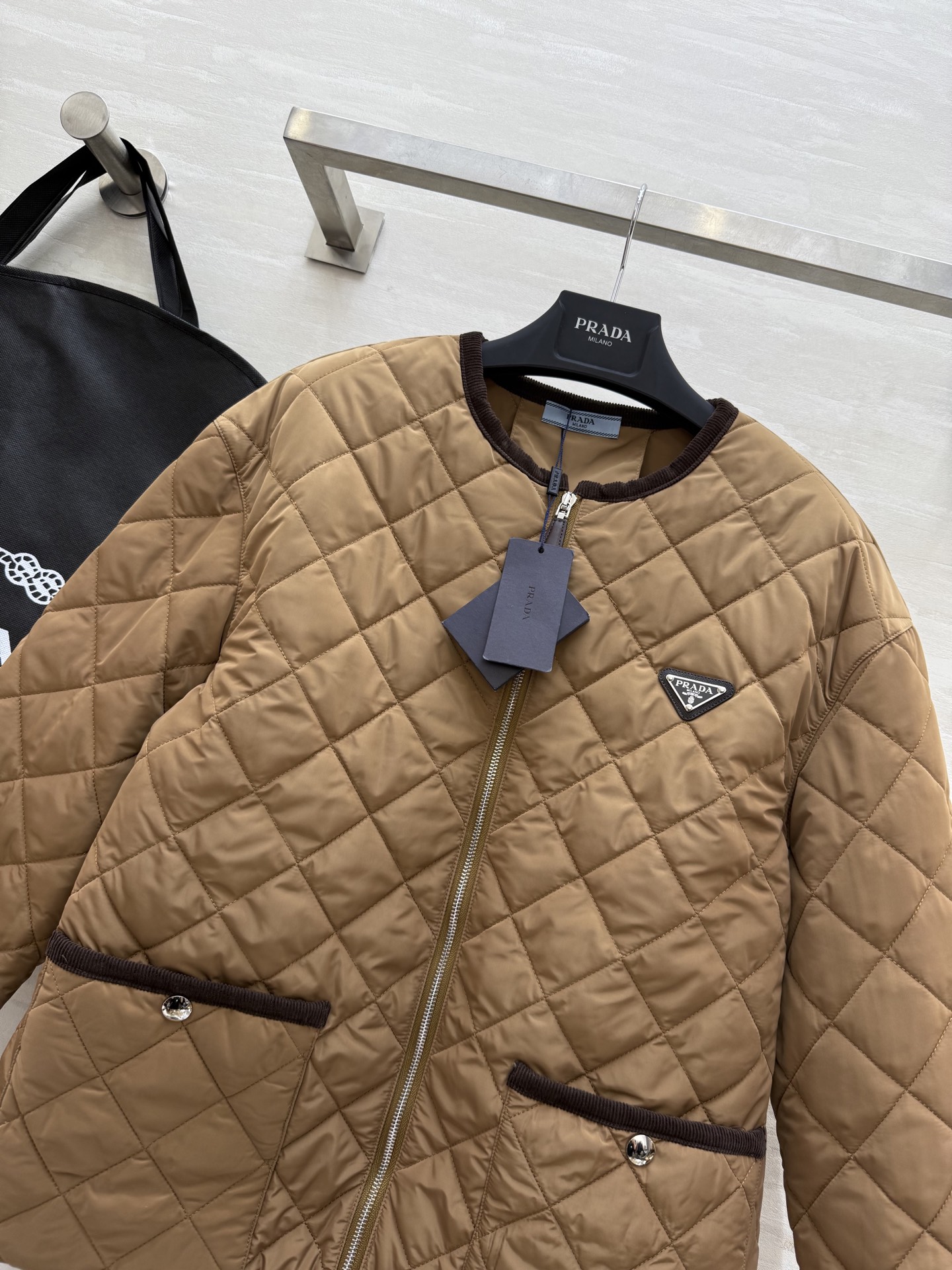 #Prad♡²⁵秋冬氛围感天花板棉服外套 经典简约的廓形利落又显瘦！哑光质感高级不浮夸 菱格绗缝均匀饱满