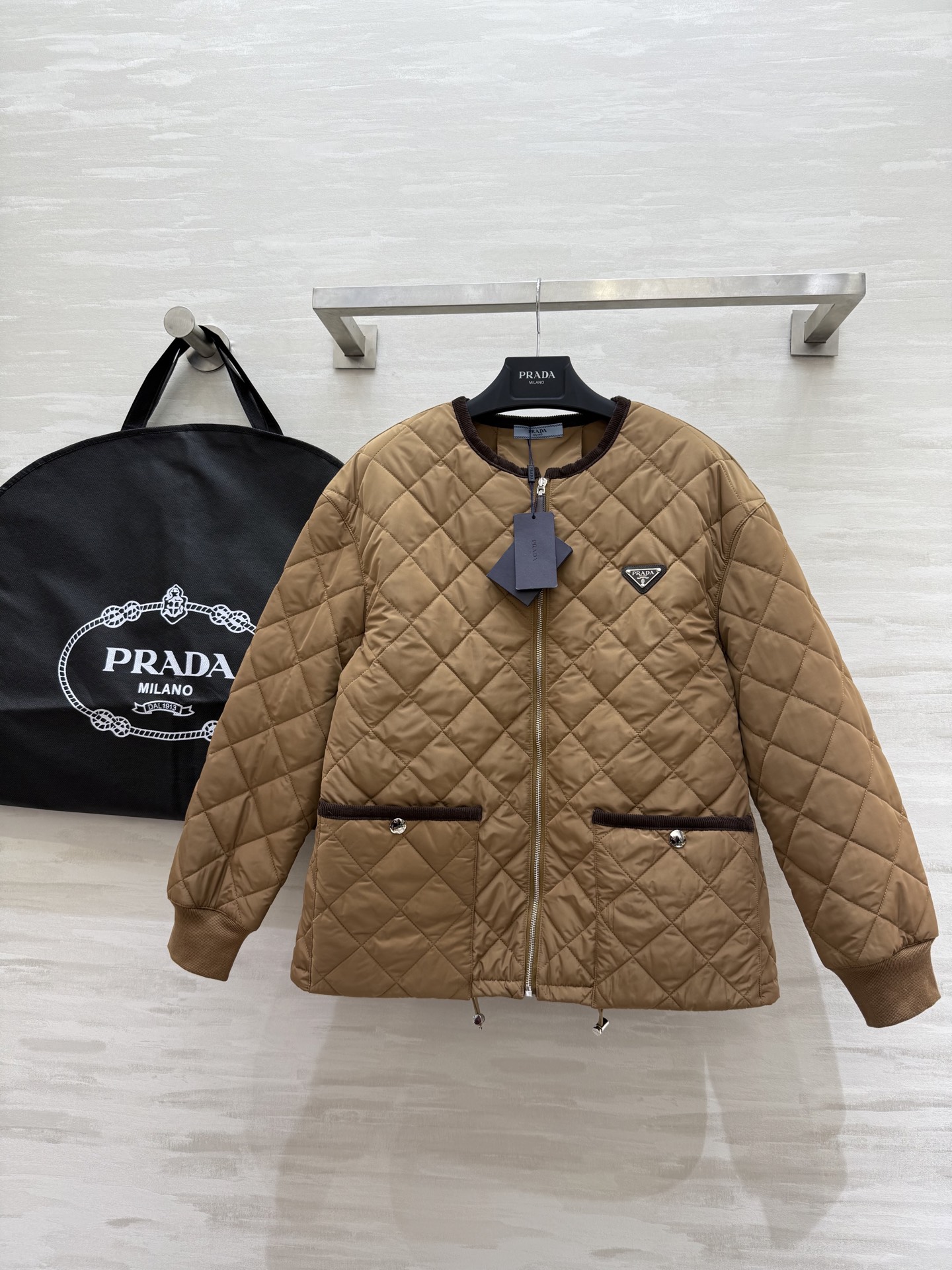 NO:575995,#Prad autumn and winter atmospheric ceiling cotton jacket has a classic and simple silhouette that is neat and slim!  The matte texture is high-end and not exaggerated. The rhombus quilting is even and full. The warmth is online without looking bloated. The iconic triangle logo embellishes the low-key luxury feeling ~ high-quality customization. Available in stock first size S/M/L (S size shoulder width 50, bust 106, length 65),, prada, jackets & coats, alexander wang19860909#Prad秋冬氛围感天花板棉服外套 经典简约的廓形利落又显瘦！哑光质感高级不浮夸 菱格绗缝均匀饱满 保暖度在线又不显臃肿 标志性的三角标点缀低调奢华感拉满～高品质定制 现货首发sizeS/M/L（s码肩宽50,胸围106,衣长65）,,prada,jackets & coats,alexander wang,Women's clothing