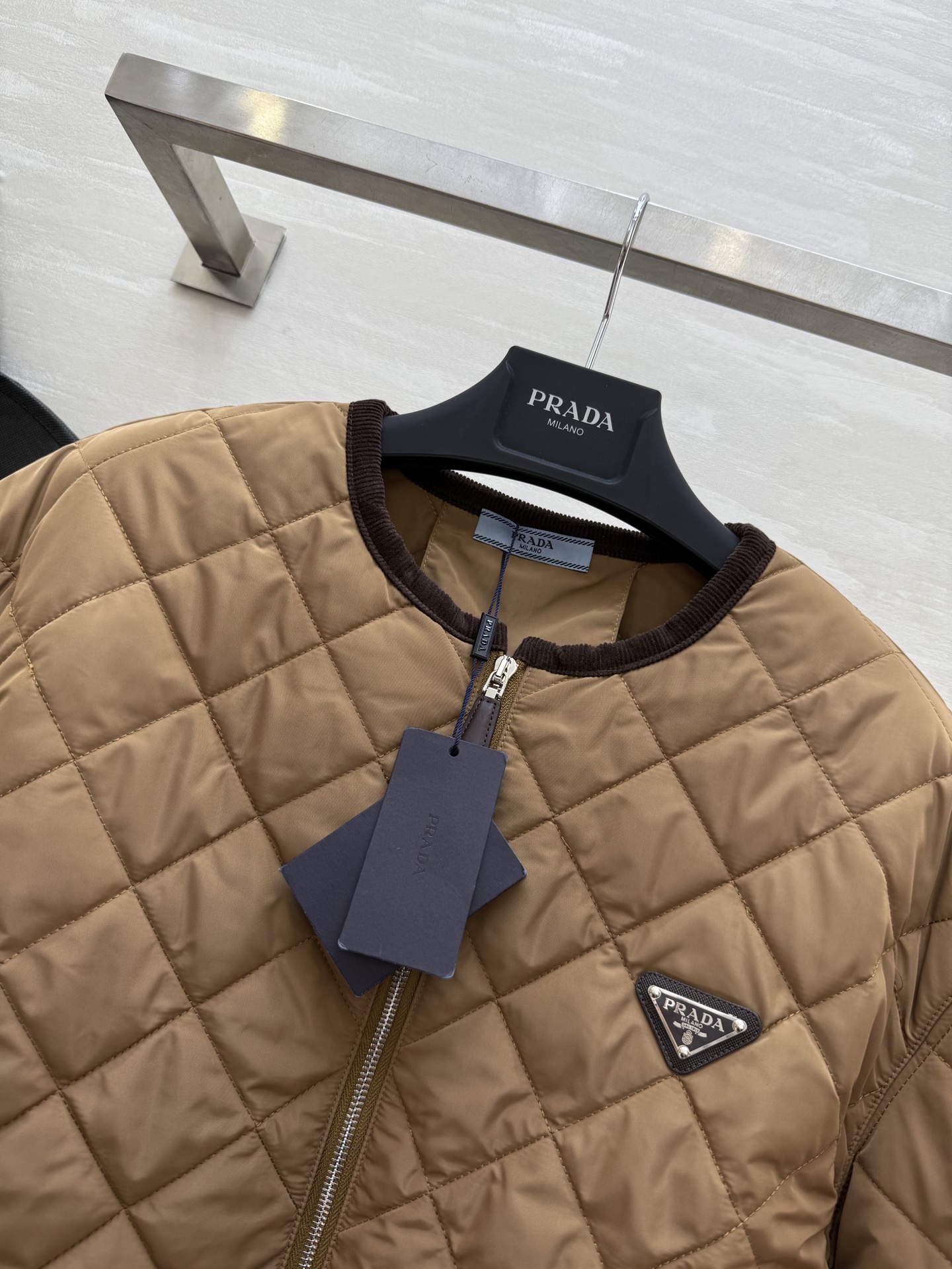 #Prad♡²⁵秋冬氛围感天花板棉服外套 经典简约的廓形利落又显瘦！哑光质感高级不浮夸 菱格绗缝均匀饱满