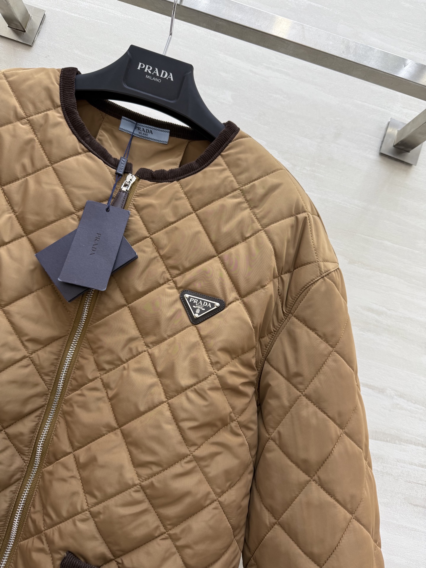 #Prad♡²⁵秋冬氛围感天花板棉服外套 经典简约的廓形利落又显瘦！哑光质感高级不浮夸 菱格绗缝均匀饱满