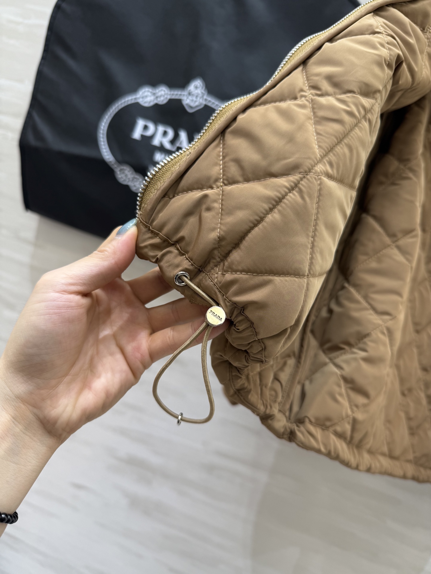 #Prad♡²⁵秋冬氛围感天花板棉服外套 经典简约的廓形利落又显瘦！哑光质感高级不浮夸 菱格绗缝均匀饱满