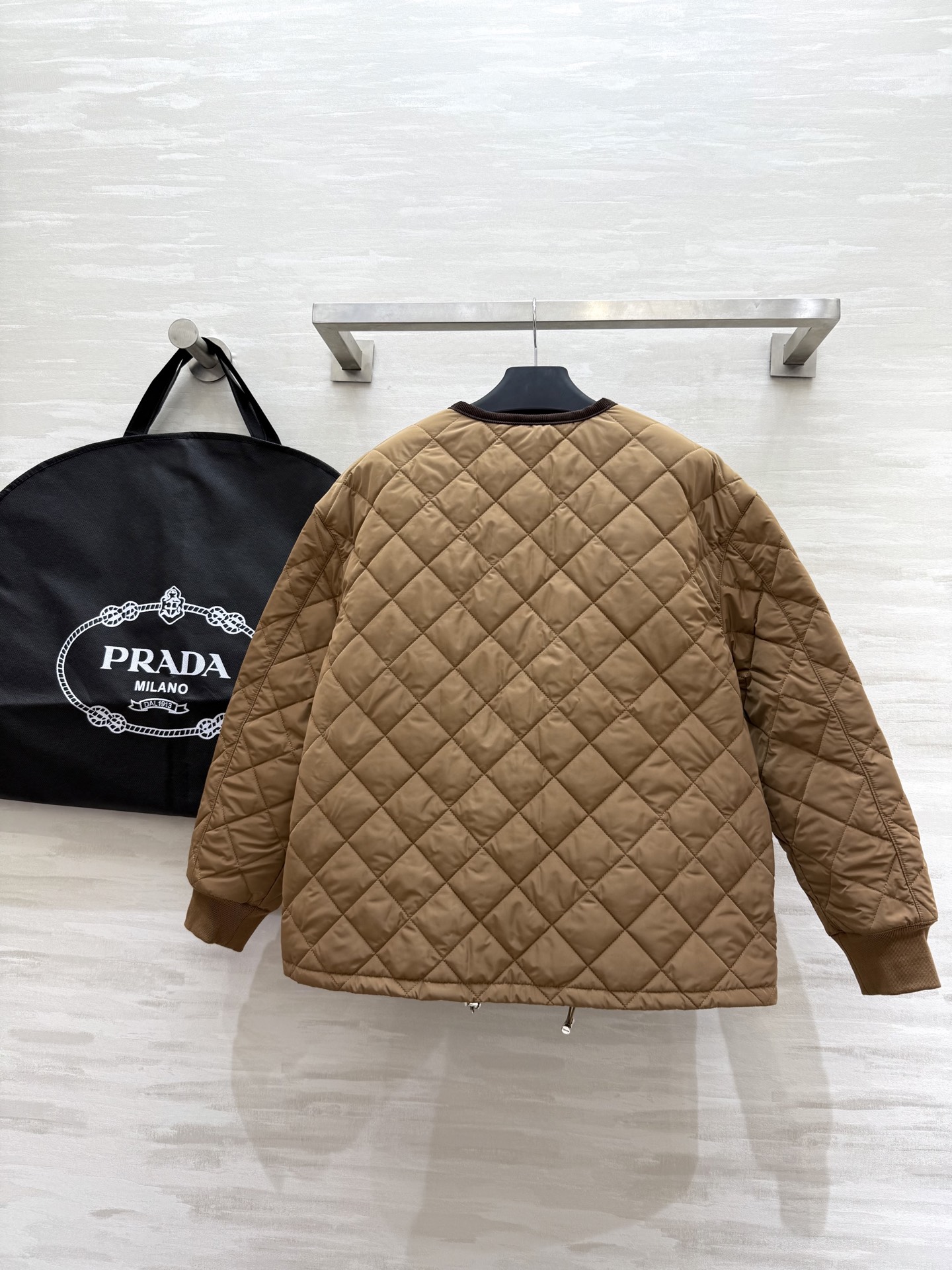 #Prad♡²⁵秋冬氛围感天花板棉服外套 经典简约的廓形利落又显瘦！哑光质感高级不浮夸 菱格绗缝均匀饱满