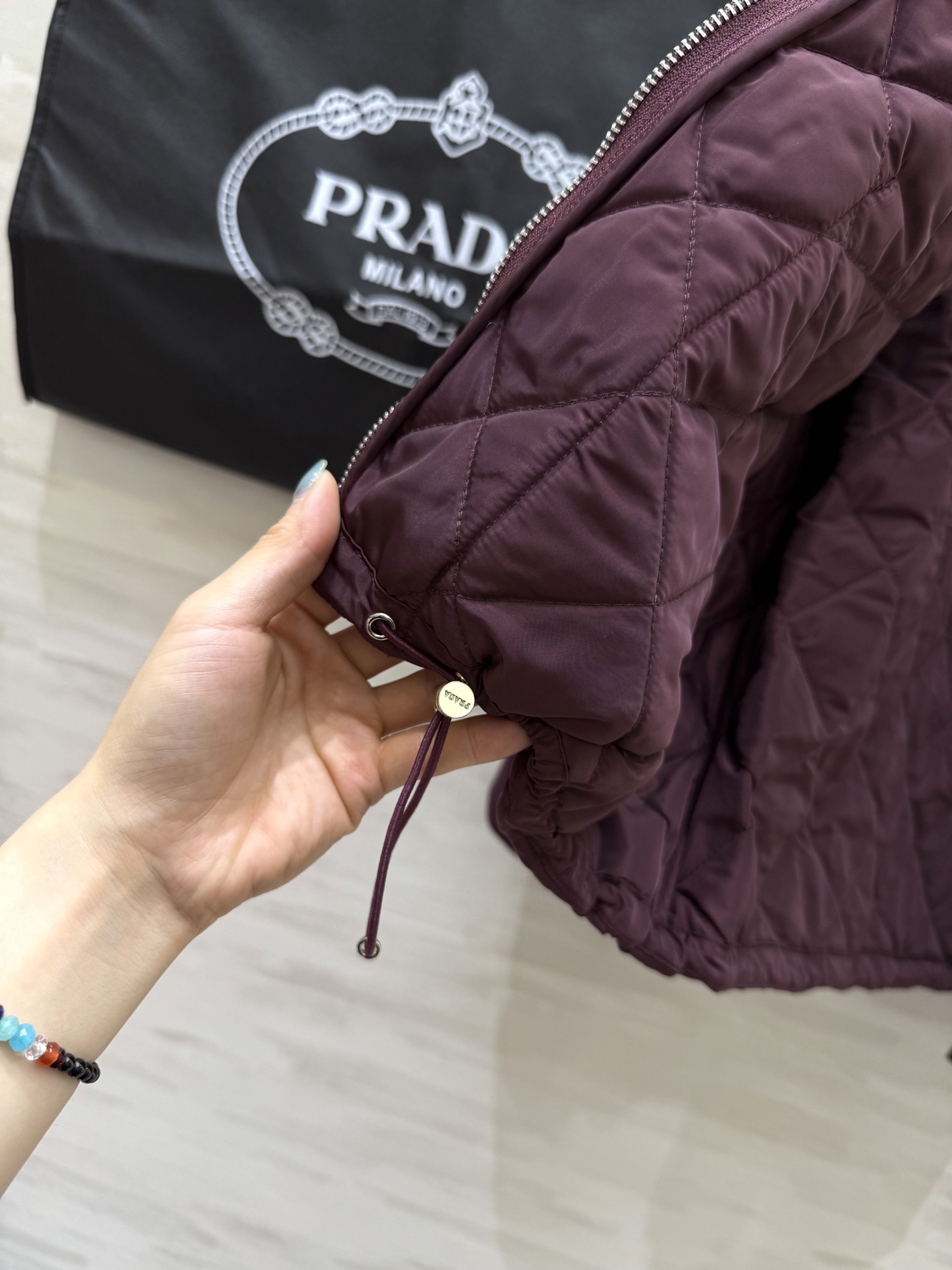 #Prad♡²⁵秋冬氛围感天花板棉服外套 经典简约的廓形利落又显瘦！哑光质感高级不浮夸 菱格绗缝均匀饱满