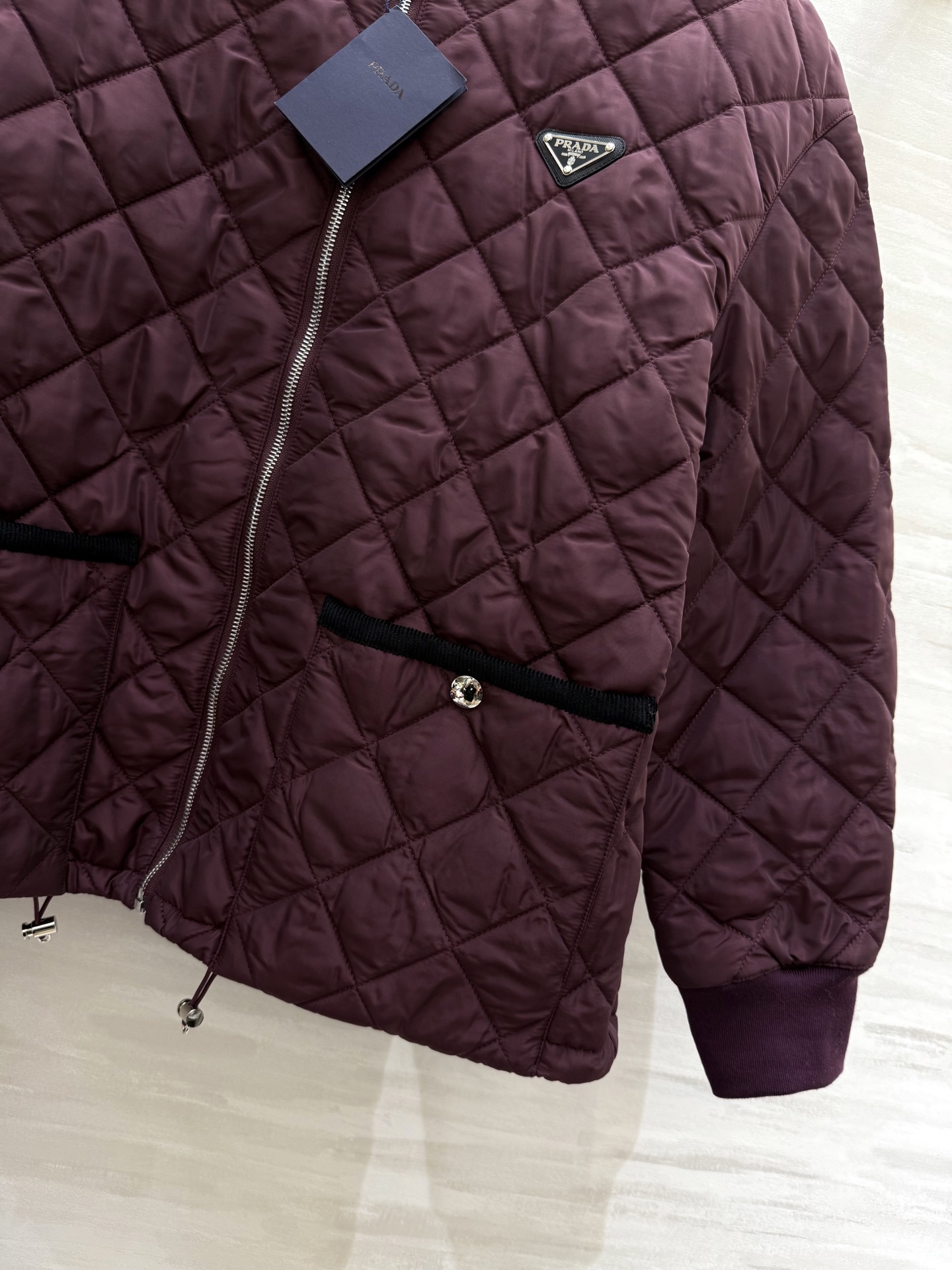 #Prad♡²⁵秋冬氛围感天花板棉服外套 经典简约的廓形利落又显瘦！哑光质感高级不浮夸 菱格绗缝均匀饱满