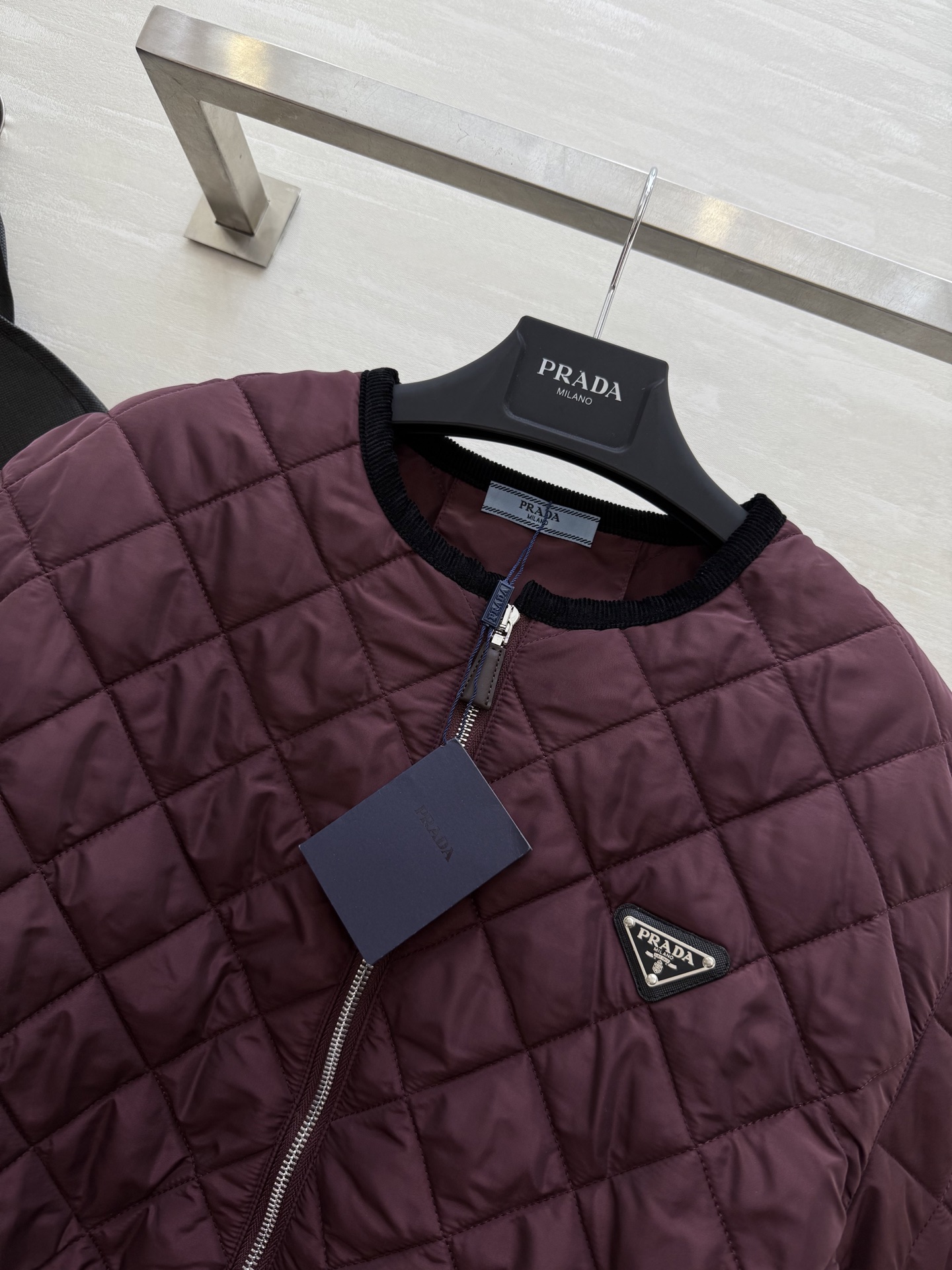 #Prad♡²⁵秋冬氛围感天花板棉服外套 经典简约的廓形利落又显瘦！哑光质感高级不浮夸 菱格绗缝均匀饱满