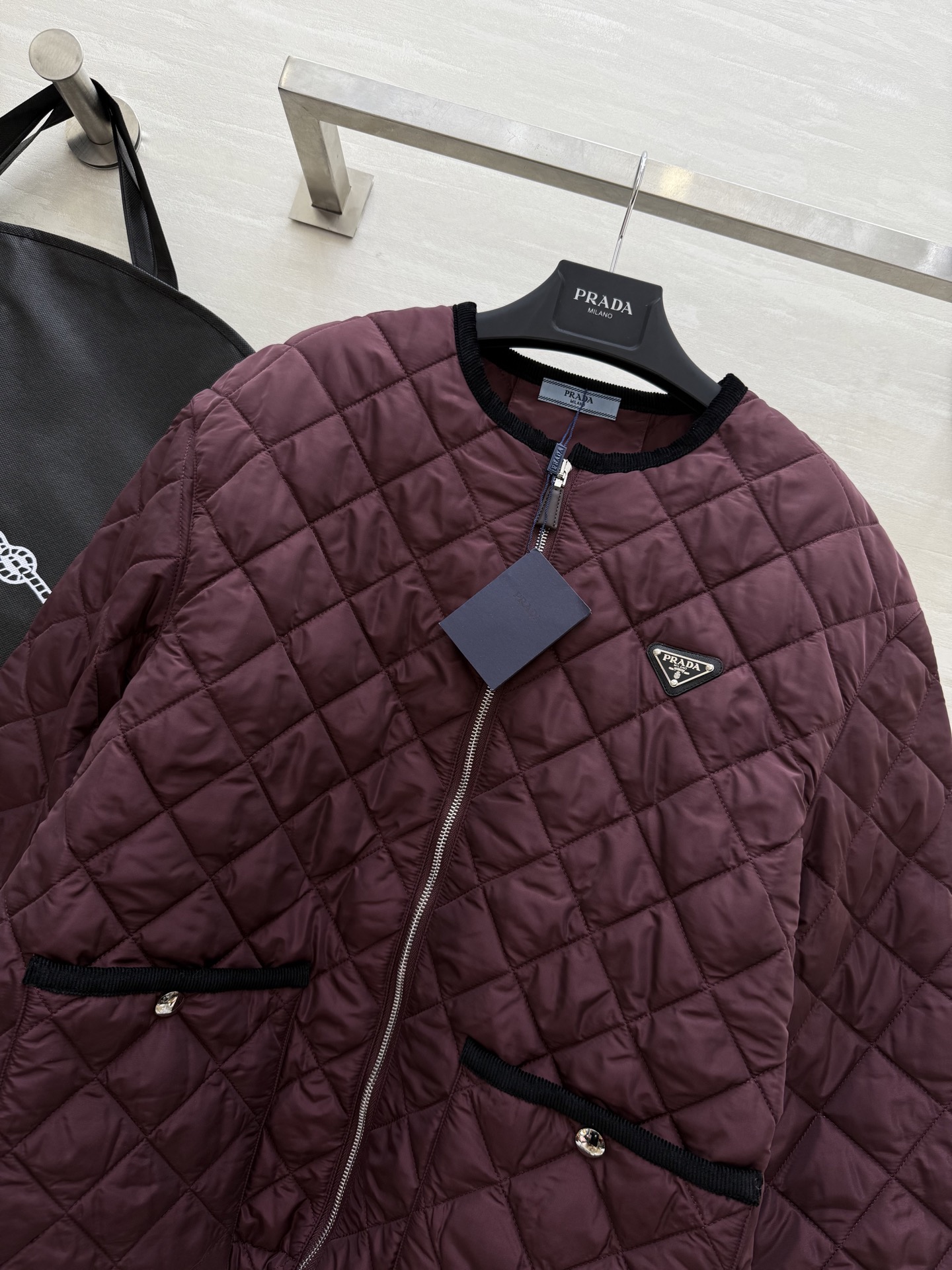 #Prad♡²⁵秋冬氛围感天花板棉服外套 经典简约的廓形利落又显瘦！哑光质感高级不浮夸 菱格绗缝均匀饱满