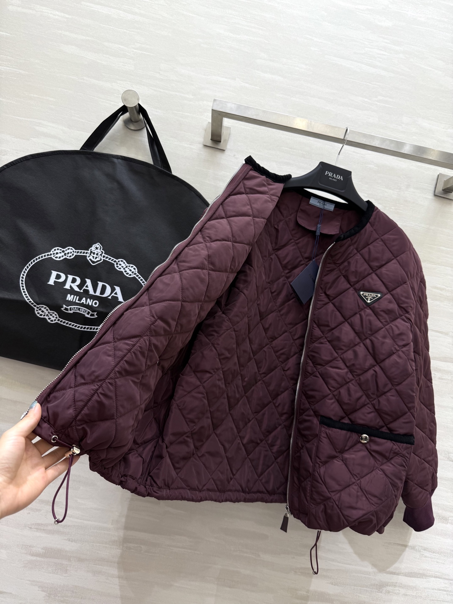 #Prad♡²⁵秋冬氛围感天花板棉服外套 经典简约的廓形利落又显瘦！哑光质感高级不浮夸 菱格绗缝均匀饱满