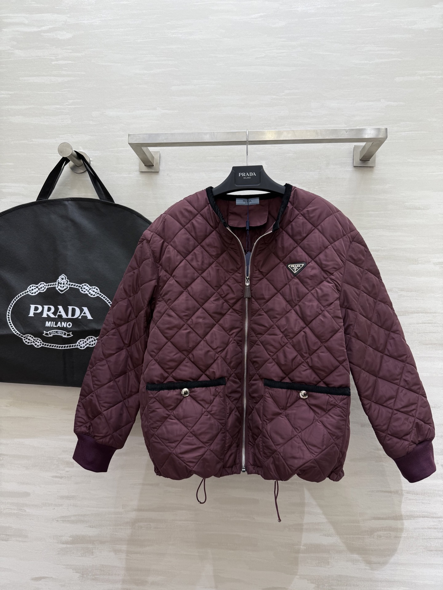 #Prad♡²⁵秋冬氛围感天花板棉服外套 经典简约的廓形利落又显瘦！哑光质感高级不浮夸 菱格绗缝均匀饱满