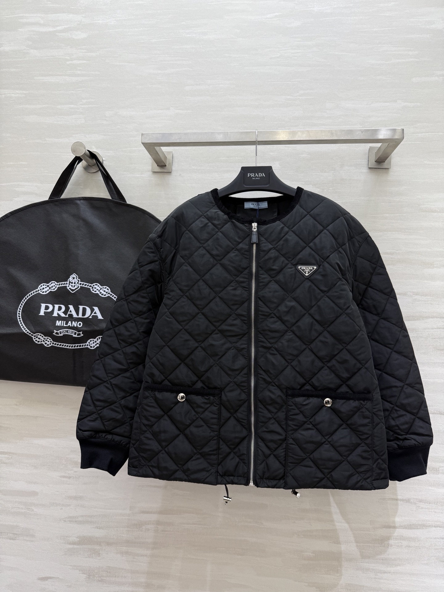 NO:576001,#Prad autumn and winter atmospheric ceiling cotton jacket has a classic and simple silhouette that is neat and slim!  The matte texture is high-end and not exaggerated. The rhombus quilting is even and full. The warmth is online without looking bloated. The iconic triangle logo embellishes the low-key luxury feeling ~ high-quality customization. Available in stock first size S/M/L (S size shoulder width 50, bust 106, length 65),, prada, jackets & coats, alexander wang19860909#Prad秋冬氛围感天花板棉服外套 经典简约的廓形利落又显瘦！哑光质感高级不浮夸 菱格绗缝均匀饱满 保暖度在线又不显臃肿 标志性的三角标点缀低调奢华感拉满～高品质定制 现货首发sizeS/M/L（s码肩宽50,胸围106,衣长65）,,prada,jackets & coats,alexander wang,Women's clothing