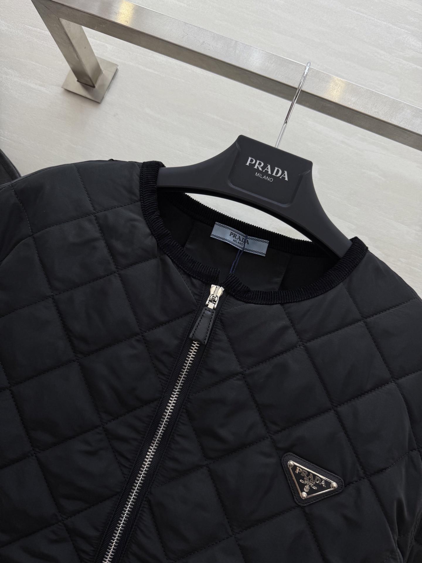 #Prad♡²⁵秋冬氛围感天花板棉服外套 经典简约的廓形利落又显瘦！哑光质感高级不浮夸 菱格绗缝均匀饱满