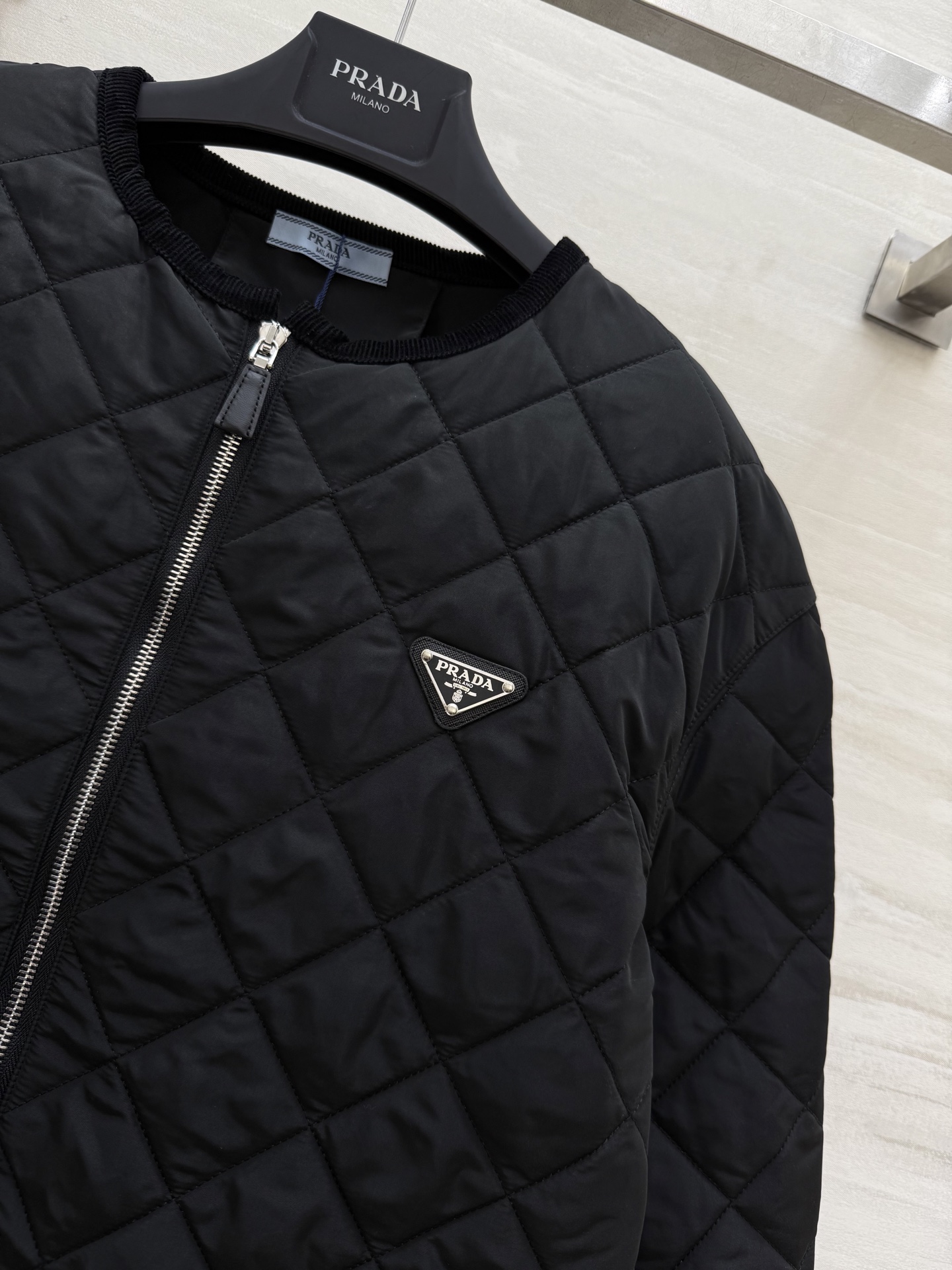 #Prad♡²⁵秋冬氛围感天花板棉服外套 经典简约的廓形利落又显瘦！哑光质感高级不浮夸 菱格绗缝均匀饱满