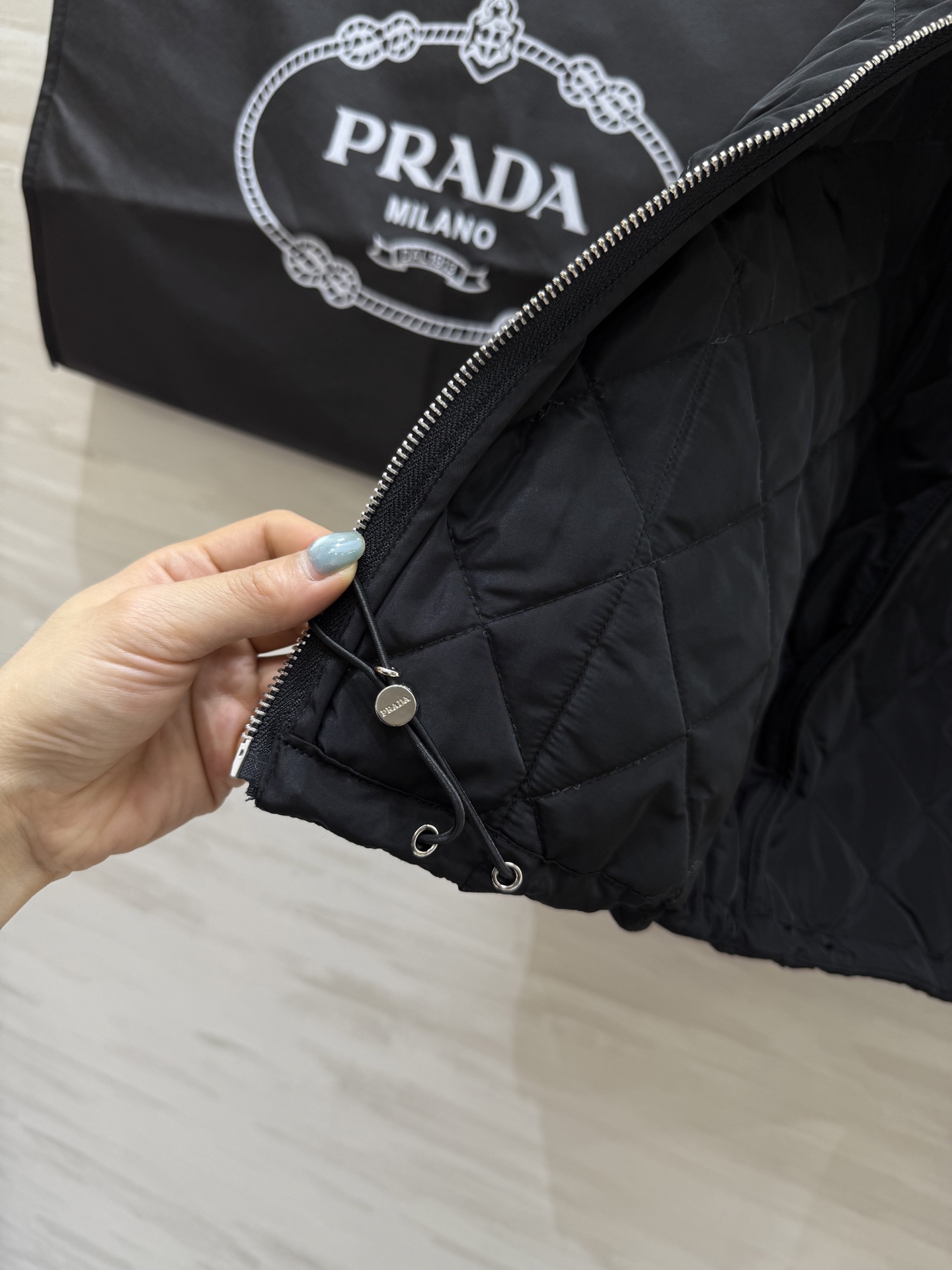 #Prad♡²⁵秋冬氛围感天花板棉服外套 经典简约的廓形利落又显瘦！哑光质感高级不浮夸 菱格绗缝均匀饱满