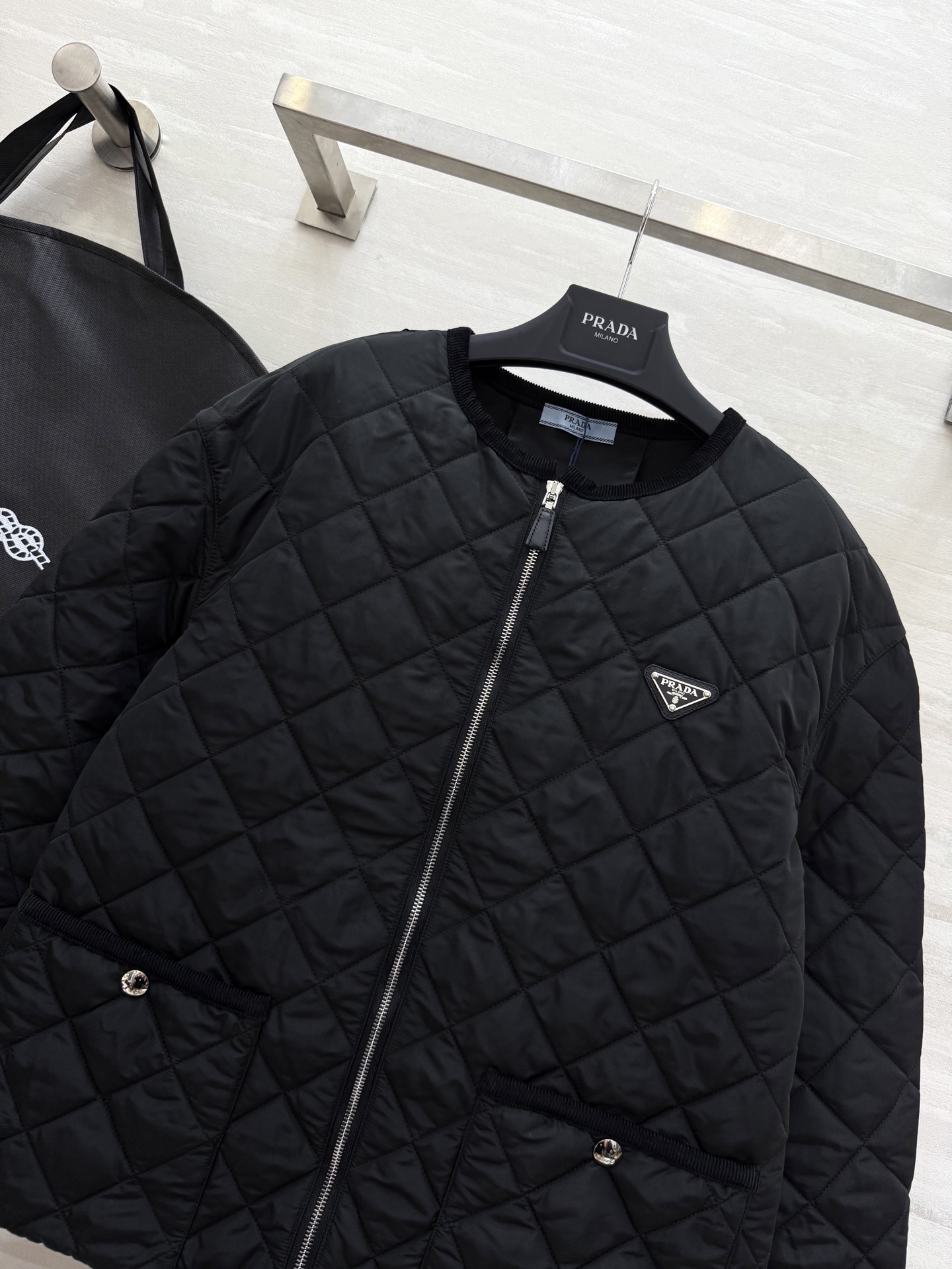 #Prad♡²⁵秋冬氛围感天花板棉服外套 经典简约的廓形利落又显瘦！哑光质感高级不浮夸 菱格绗缝均匀饱满