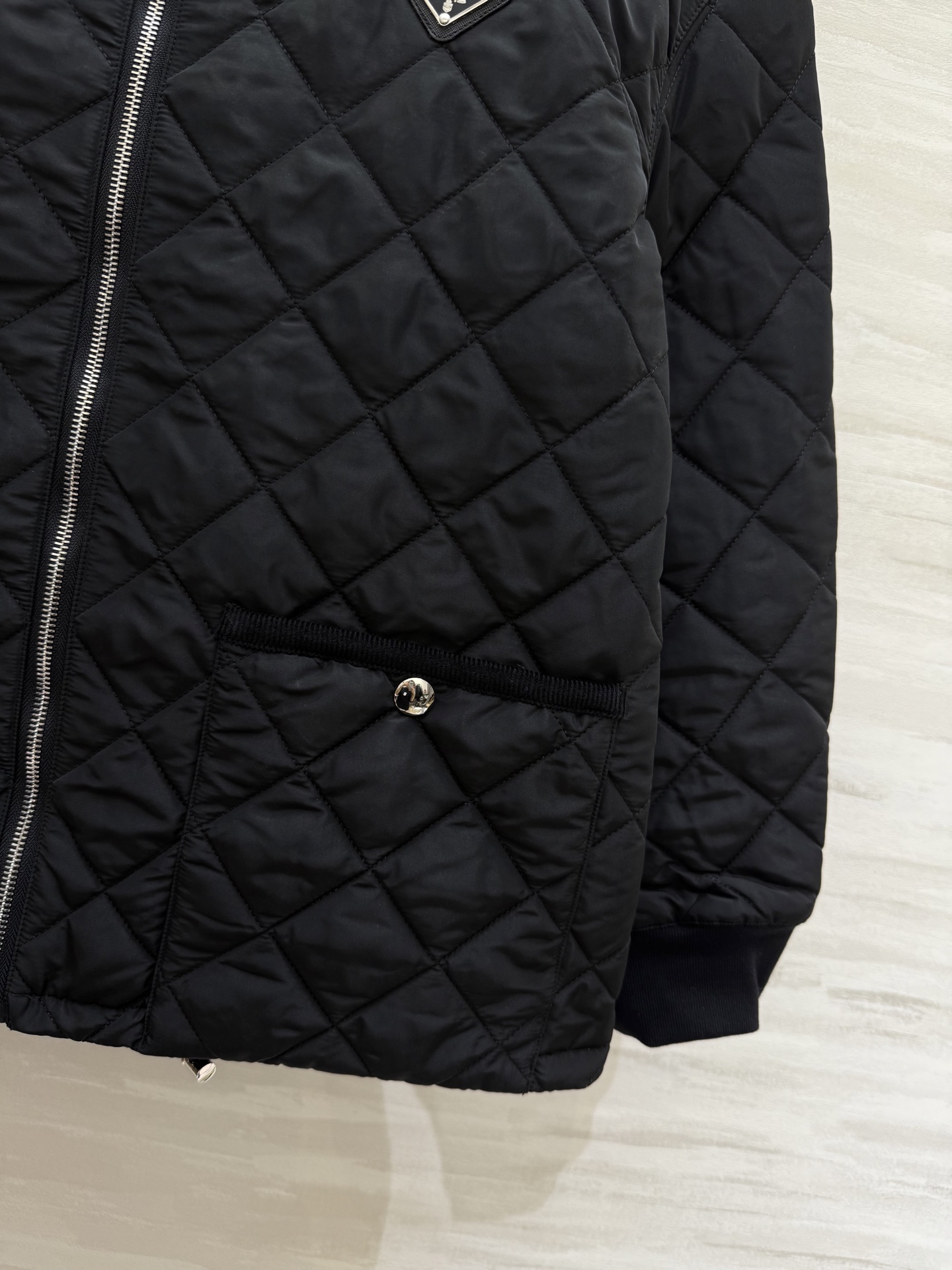 #Prad♡²⁵秋冬氛围感天花板棉服外套 经典简约的廓形利落又显瘦！哑光质感高级不浮夸 菱格绗缝均匀饱满