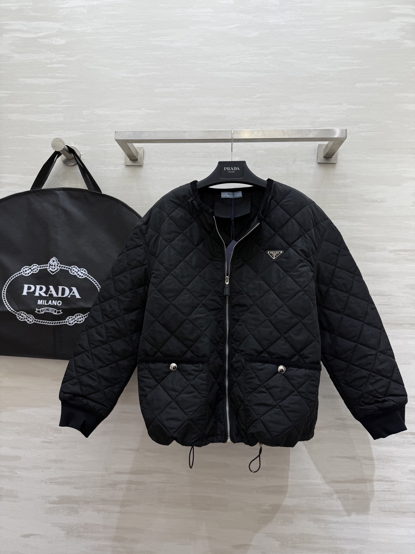 #Prad♡²⁵秋冬氛围感天花板棉服外套 经典简约的廓形利落又显瘦！哑光质感高级不浮夸 菱格绗缝均匀饱满