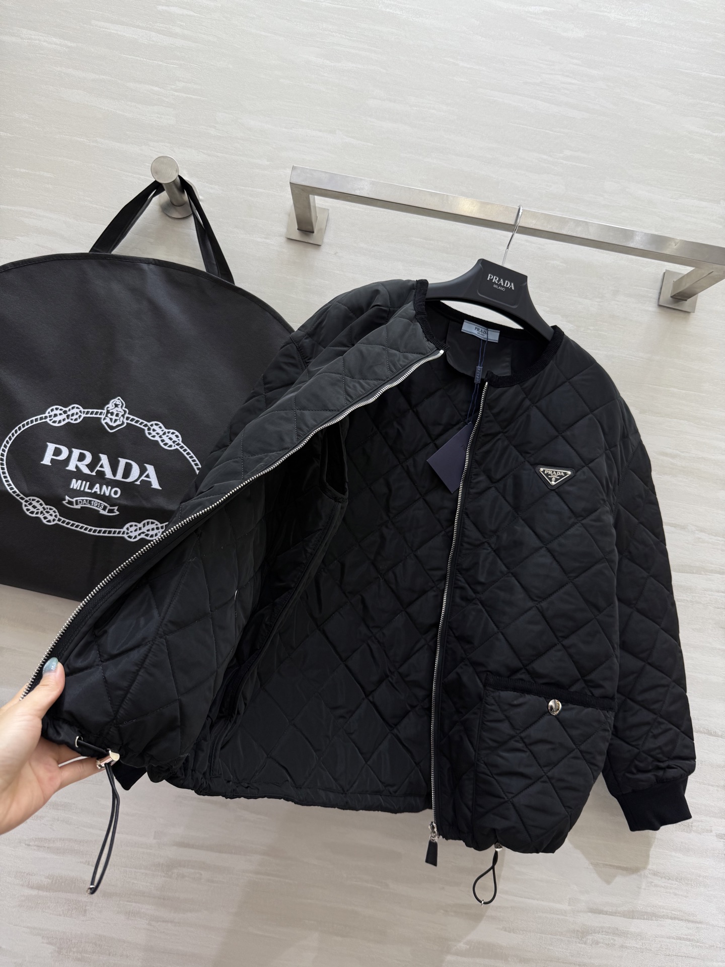 #Prad♡²⁵秋冬氛围感天花板棉服外套 经典简约的廓形利落又显瘦！哑光质感高级不浮夸 菱格绗缝均匀饱满