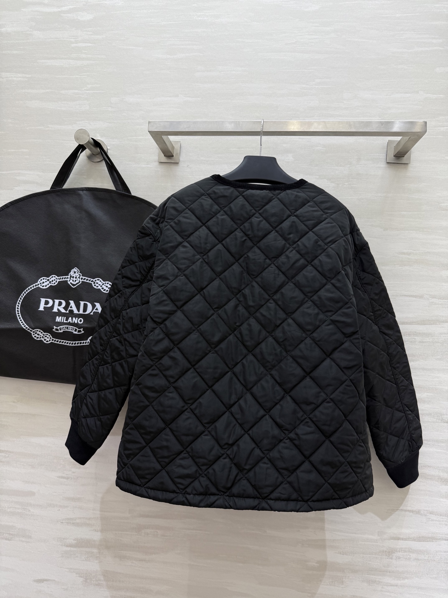 #Prad♡²⁵秋冬氛围感天花板棉服外套 经典简约的廓形利落又显瘦！哑光质感高级不浮夸 菱格绗缝均匀饱满