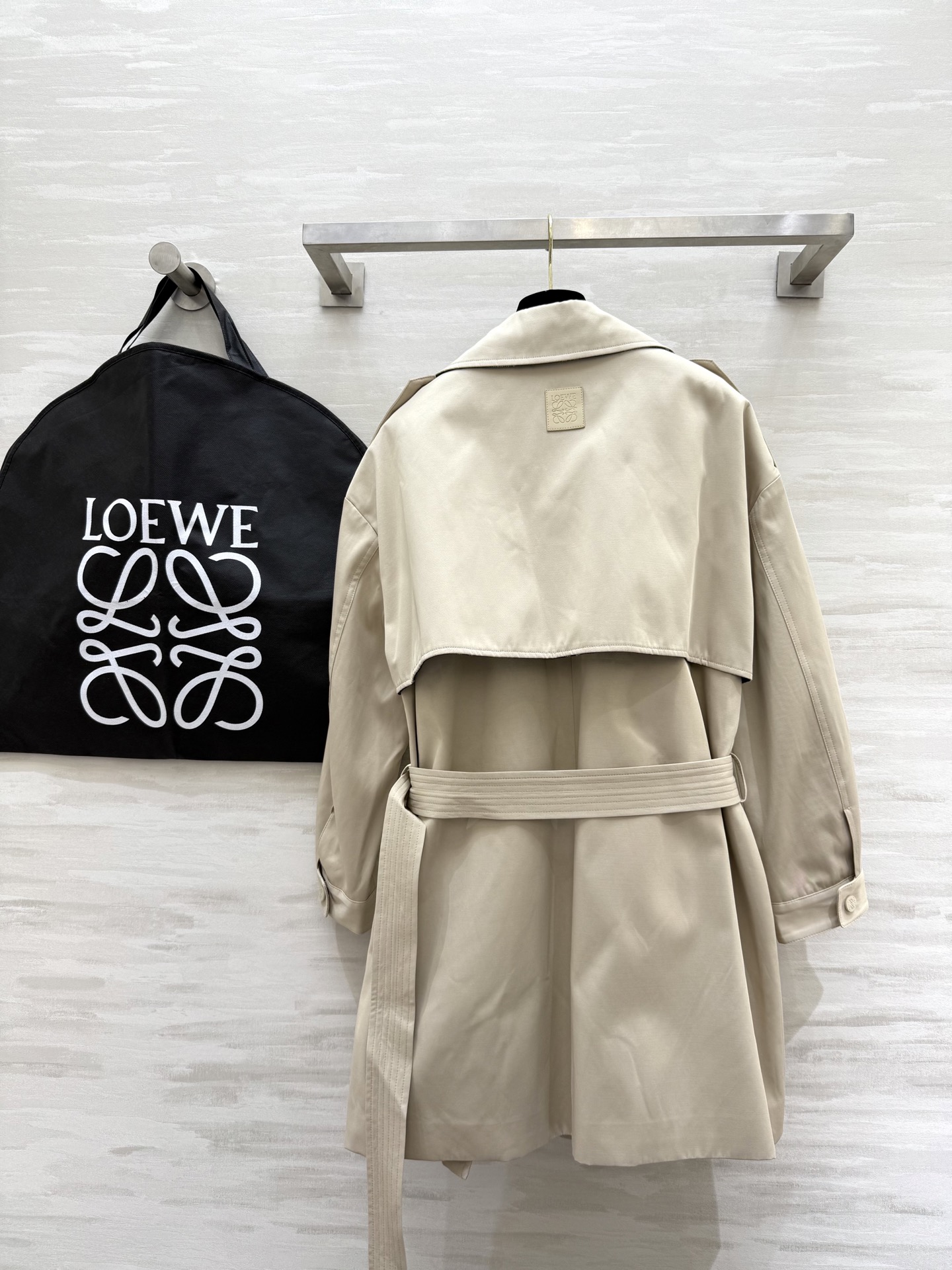 #Loew♡²⁵秋冬新款 极简风风衣外套 高品质定制 现货首发size：S/M/L（s码肩宽：55，胸围