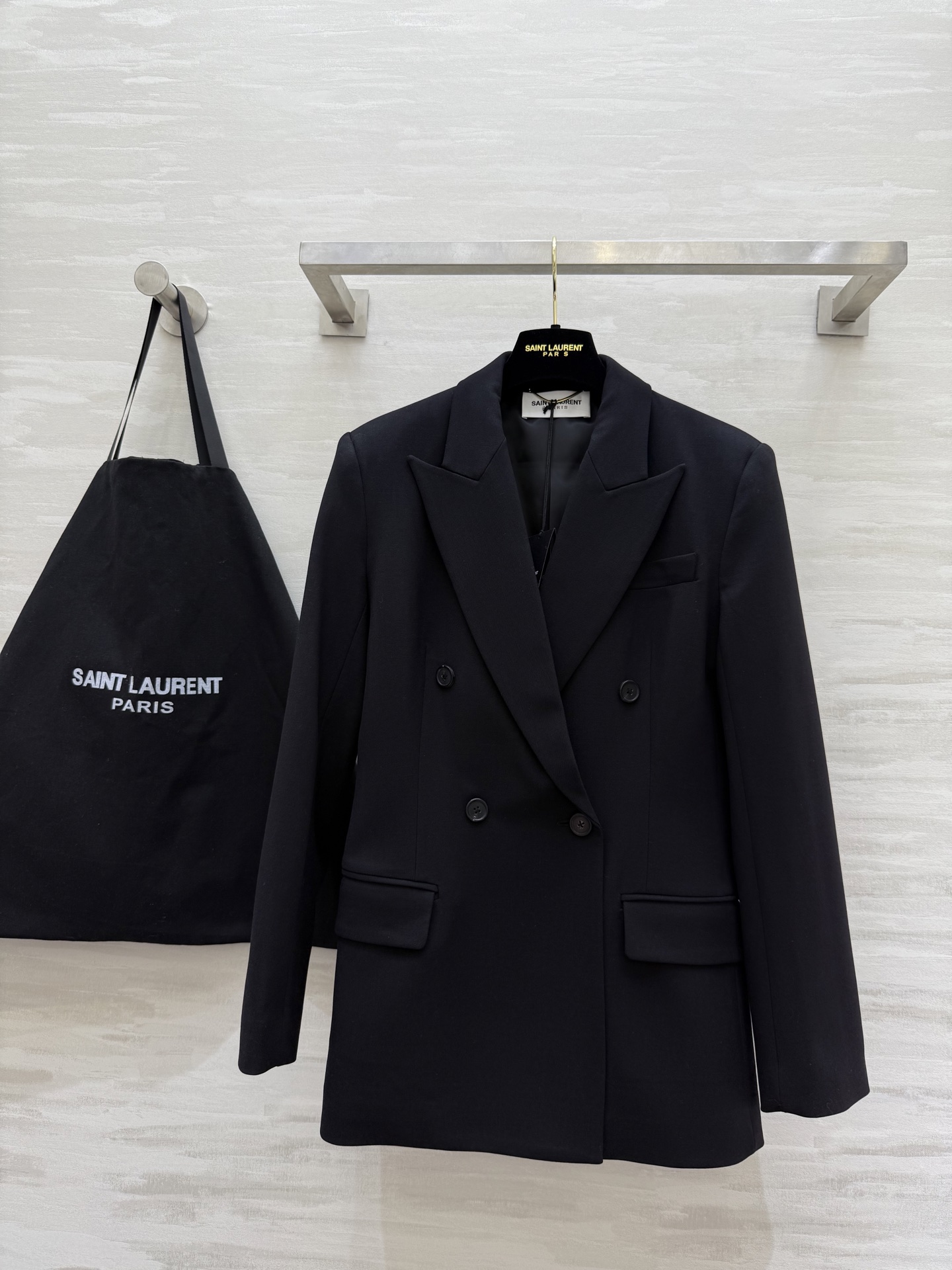 #ysl²⁵秋冬新款 本季最佳财阀千金单品 娜扎同款羊毛华达呢西装 独家开发定制 羊毛面料质感挺阔有型 