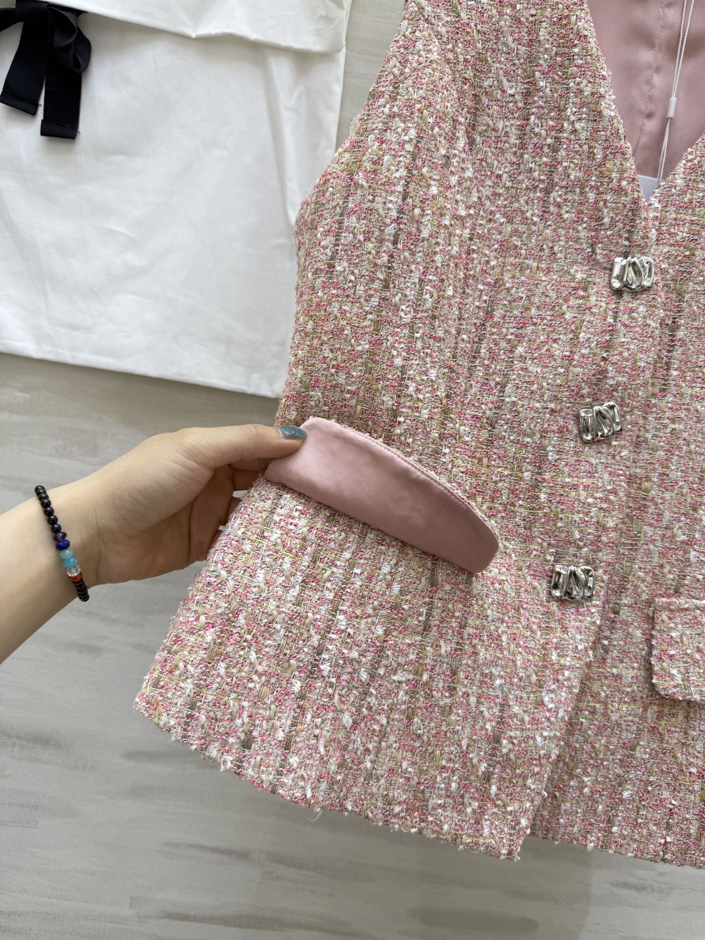 #Chane♡²⁵秋冬新款 粗花呢马甲 经典无袖设计+V领 优雅又复古 粗花呢材质柔软亲肤 细腻有质感 