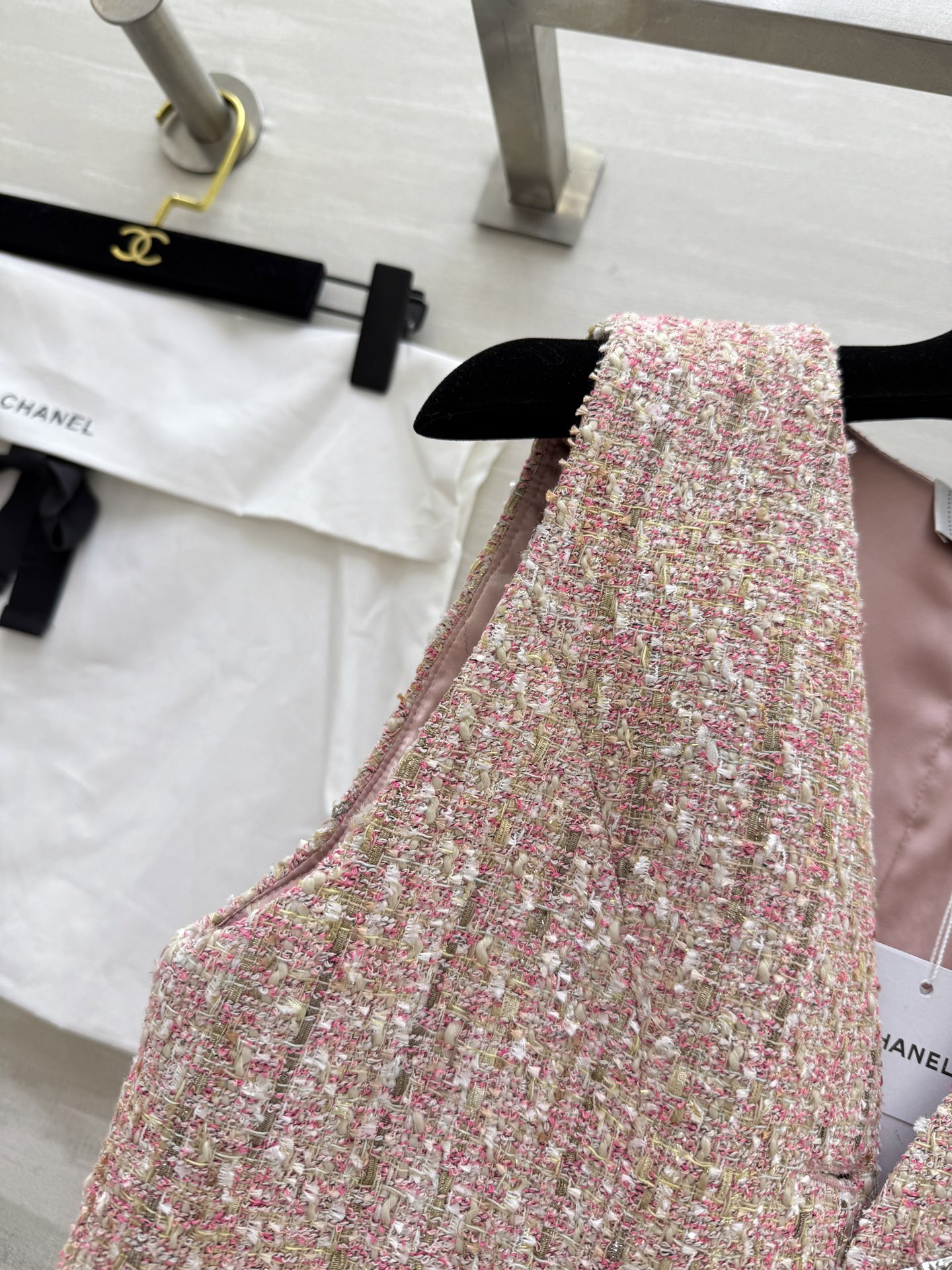 #Chane♡²⁵秋冬新款 粗花呢马甲 经典无袖设计+V领 优雅又复古 粗花呢材质柔软亲肤 细腻有质感 