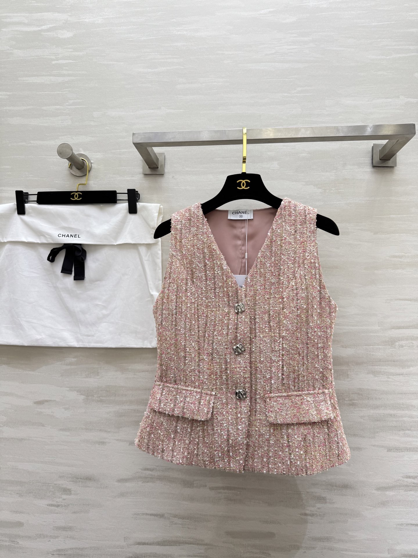 NO:576010,#Chane's new autumn and winter style tweed vest, classic sleeveless design + V-neck, elegant and retro, tweed material is soft and skin-friendly, delicate and textured, with metal buttons and double pockets, practical and detailed, pink is gentle and versatile, and light-colored clothing shows off your temperament. It can be easily worn for daily outings or dates!  High quality, available in stock first size S/M/L/XL (S size bust 86, length 52),,chanel,alexander wang19860909#Chane秋冬新款 粗花呢马甲 经典无袖设计+V领 优雅又复古 粗花呢材质柔软亲肤 细腻有质感 搭配金属纽扣和双口袋 实用又有细节感 粉色温柔百搭 配浅色系服饰超显气质 无论日常出街还是约会都能轻松驾驭！高品质 现货首发sizeS/M/L/XL（s码胸围86,衣长52）,,chanel,alexander wang,Women's clothing