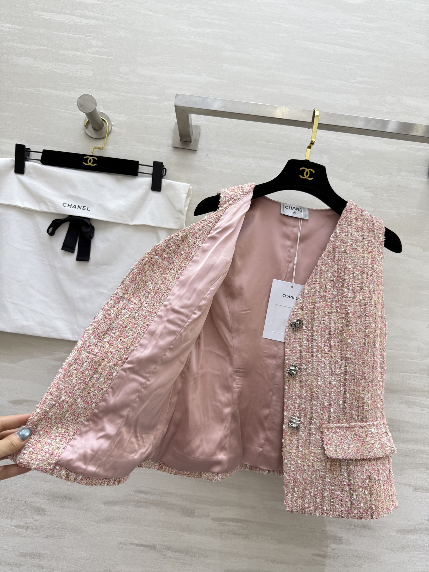 #Chane♡²⁵秋冬新款 粗花呢马甲 经典无袖设计+V领 优雅又复古 粗花呢材质柔软亲肤 细腻有质感 