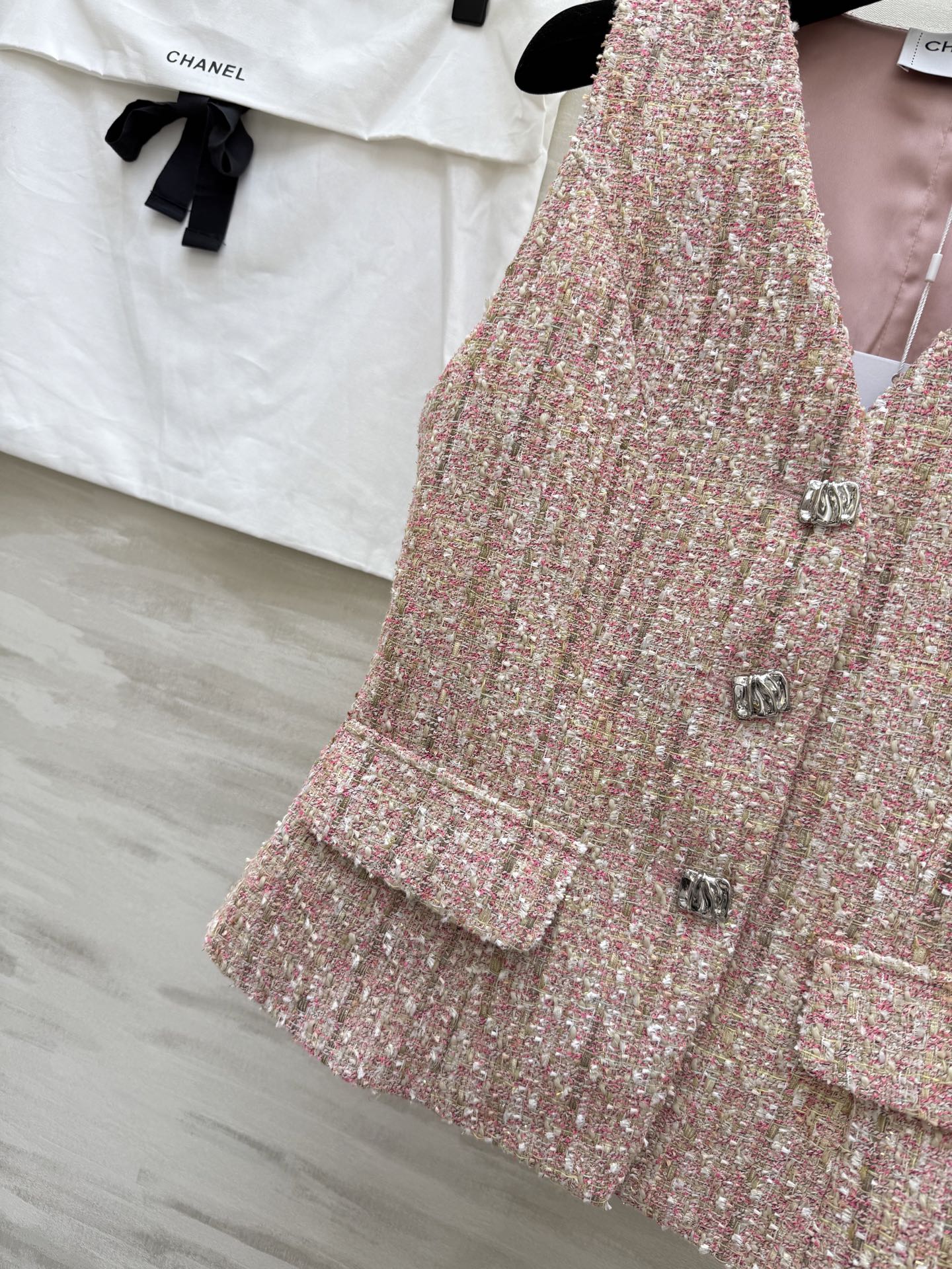 #Chane♡²⁵秋冬新款 粗花呢马甲 经典无袖设计+V领 优雅又复古 粗花呢材质柔软亲肤 细腻有质感 