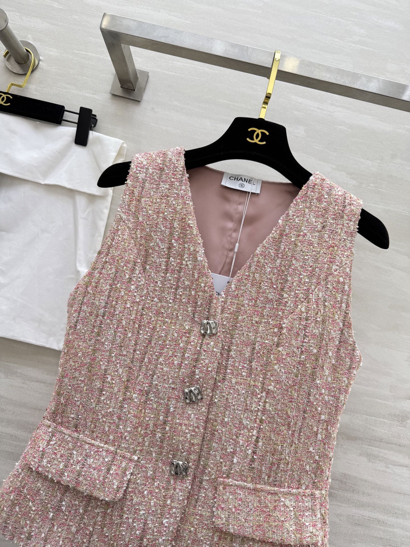 #Chane♡²⁵秋冬新款 粗花呢马甲 经典无袖设计+V领 优雅又复古 粗花呢材质柔软亲肤 细腻有质感 