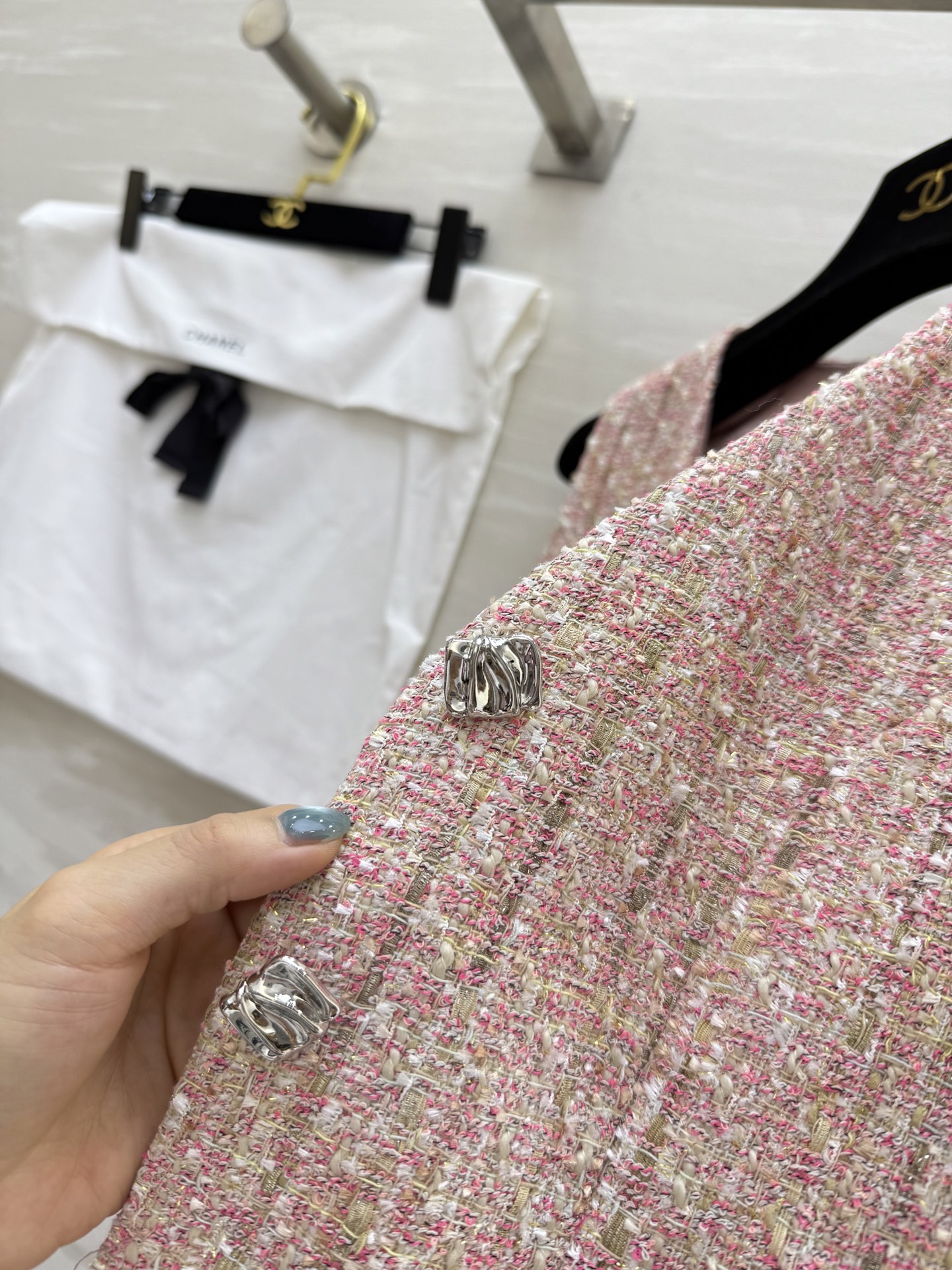 #Chane♡²⁵秋冬新款 粗花呢马甲 经典无袖设计+V领 优雅又复古 粗花呢材质柔软亲肤 细腻有质感 