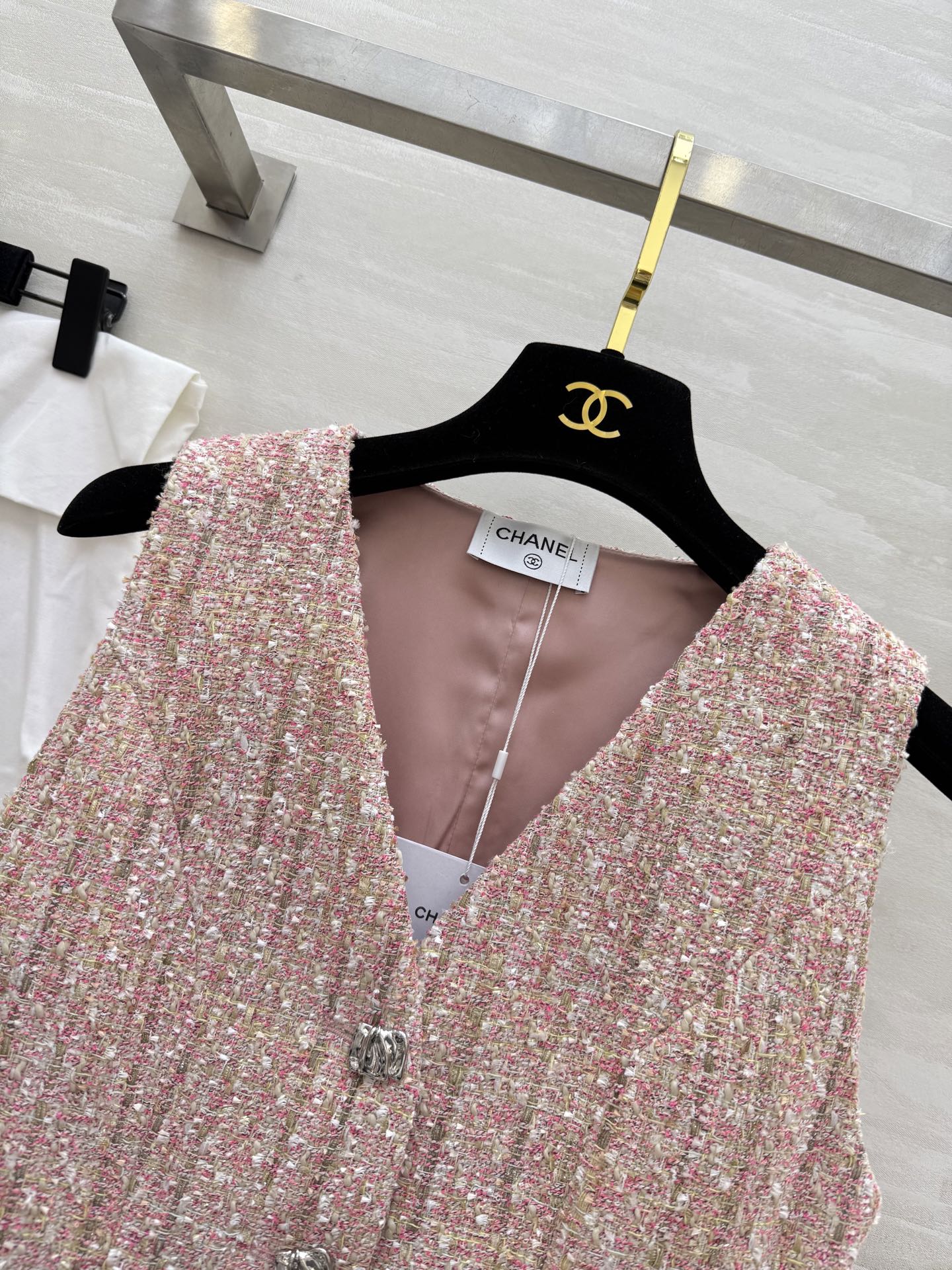 #Chane♡²⁵秋冬新款 粗花呢马甲 经典无袖设计+V领 优雅又复古 粗花呢材质柔软亲肤 细腻有质感 