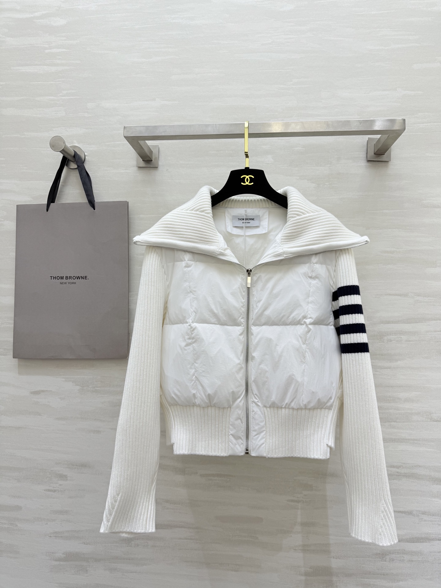 NO:575993,Comes with dust bag #TB/Thom Brown's new fall and winter style college style knitted patchwork down jacket, 90% white duck down filling inside, high quality customization, available in stock first size S/M/L (S size shoulder width 46, chest 110, length 52),,thom browne,down jacket,alexander wang19860909配防尘袋#TB/汤姆布朗秋冬新款 学院风针织拼接羽绒服 内里90白鸭绒填充 高品质定制 现货首发sizeS/M/L（s码肩宽46,胸围110,衣长52）,,thom browne,down jacket,alexander wang,Women's clothing