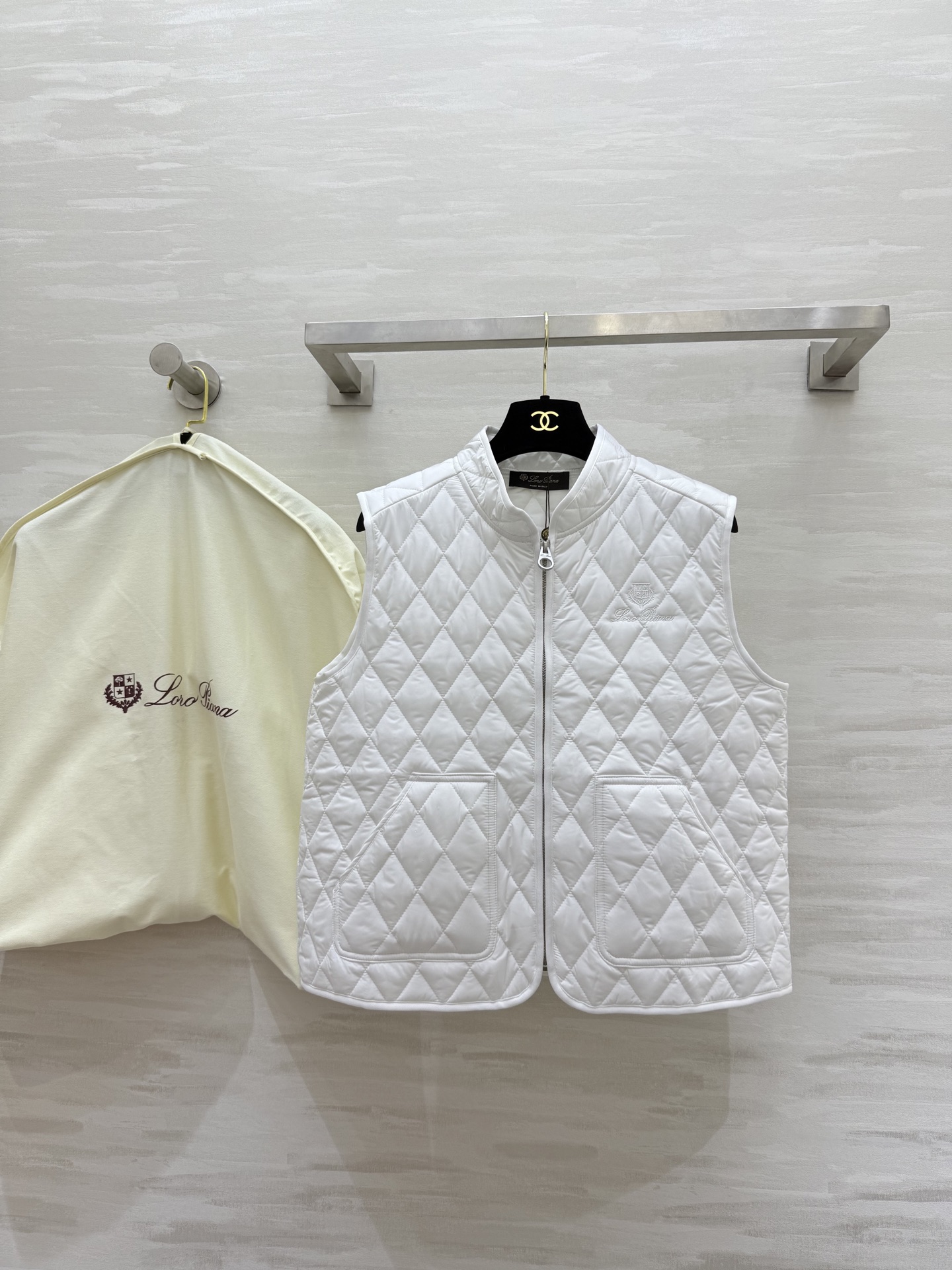 NO:575996,#LP autumn and winter new style diamond quilted vest jacket, quilted lining to keep warm and comfortable, logo embroidery is exquisite and advanced, high quality, ready for sale, sizeS/M/L (S size bust, length 52),,loro piana,jackets & coats,alexander wang19860909#LP秋冬新款 菱格夹棉马甲外套 内里夹棉保暖舒适 logo刺绣精致高级 高品质 现货首发sizeS/M/L（s码胸围,衣长52）,,loro piana,jackets & coats,alexander wang,Women's clothing