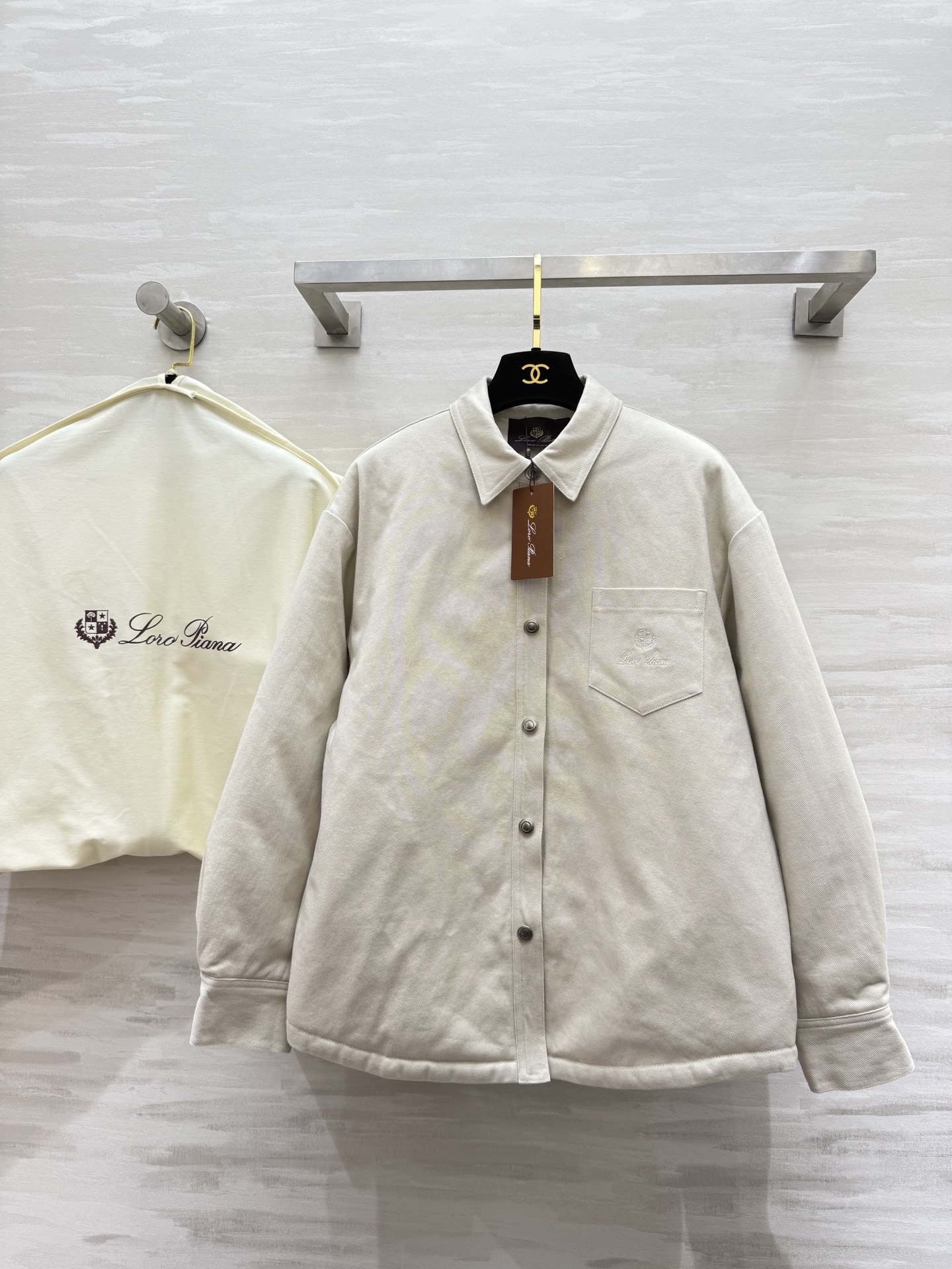 NO:575999,#LP autumn and winter new style shirt-style cotton jacket. The lining is warm and comfortable. The shirt-style design is relaxed and high-quality. Available now. SizeS/M/L (S size shoulder width 49, bust, length 64),,loro piana,jackets & coats,alexander wang19860909#LP秋冬新款 衬衣式棉服外套 内里夹棉保暖舒适 衬衣式设计松弛有度 高品质 现货首发sizeS/M/L（s码肩宽49,胸围,衣长64）,,loro piana,jackets & coats,alexander wang,Women's clothing