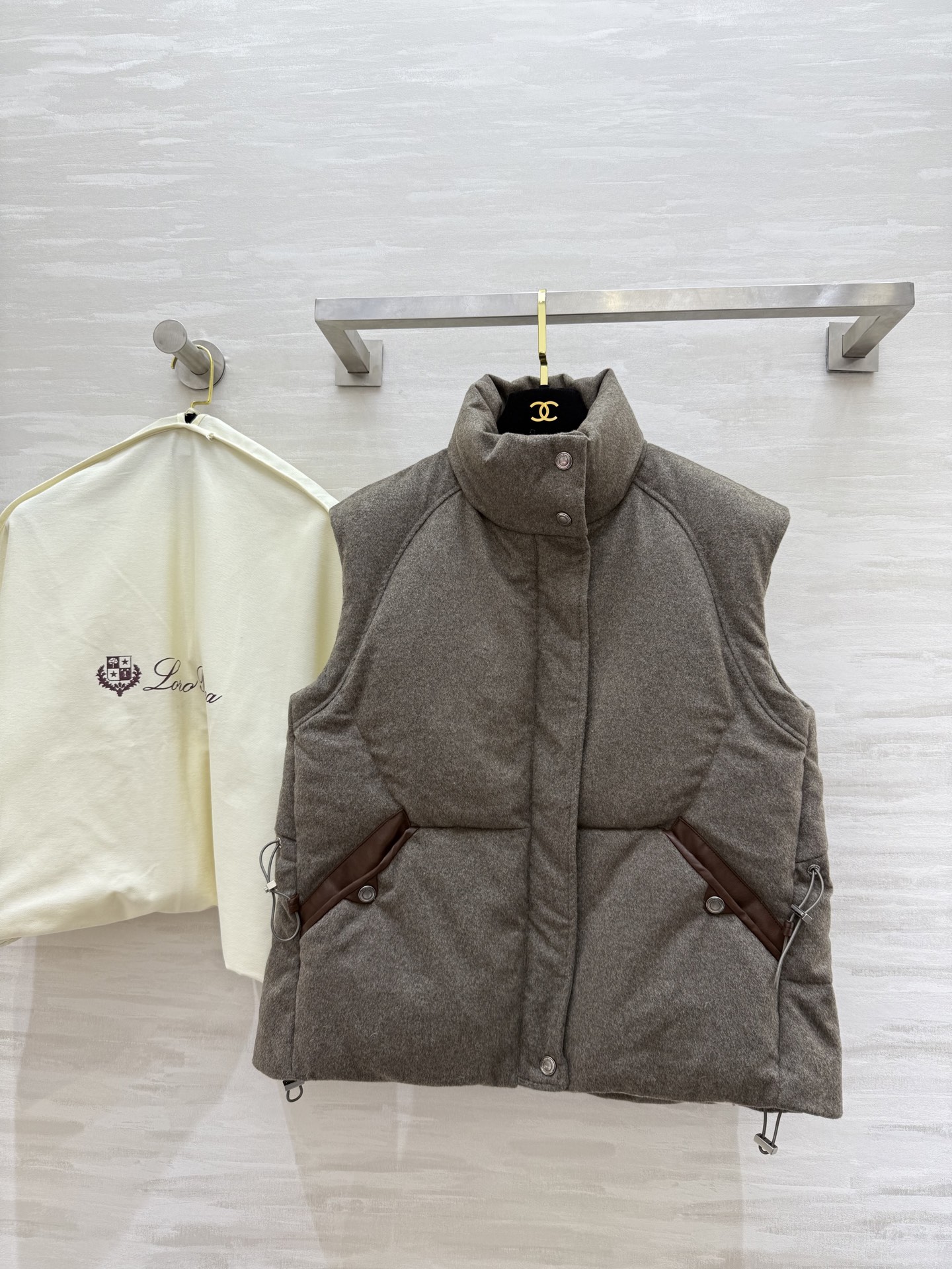 NO:576007,With dust bag #LP new autumn and winter style wool down vest, 90% white duck down filling on the inside, wool fabric on the outer layer, high quality customization, available in stock first size S/M/L (S size bust, length 64,, loro piana, down jacket, alexander wang19860909配防尘袋#LP秋冬新款 羊毛羽绒马甲 内里90白鸭绒填充 外层羊毛面料 高品质定制 现货首发sizeS/M/L（s码胸围,衣长64,,loro piana,down jacket,alexander wang,Women's clothing