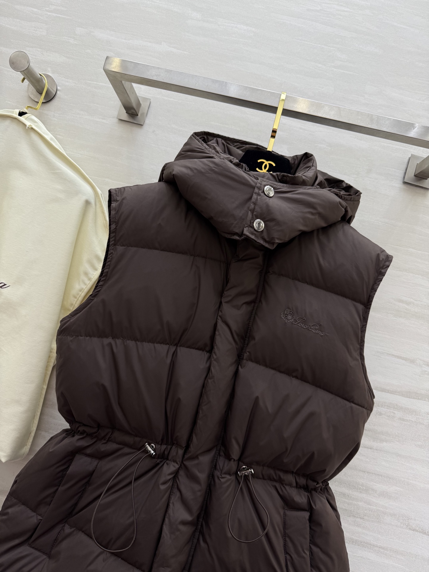 #Loro pian♡²⁵｜秋冬新款 连帽羽绒马甲外套 内里填充90国标白鸭绒 前襟logo刺绣🪡精致高