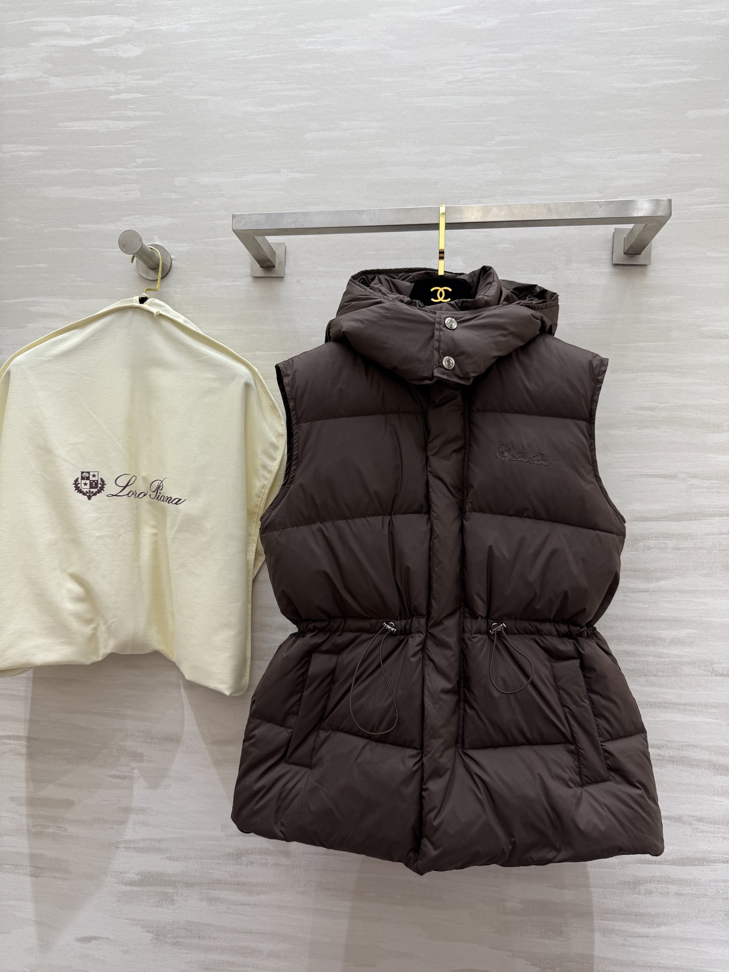 #Loro pian♡²⁵｜秋冬新款 连帽羽绒马甲外套 内里填充90国标白鸭绒 前襟logo刺绣🪡精致高